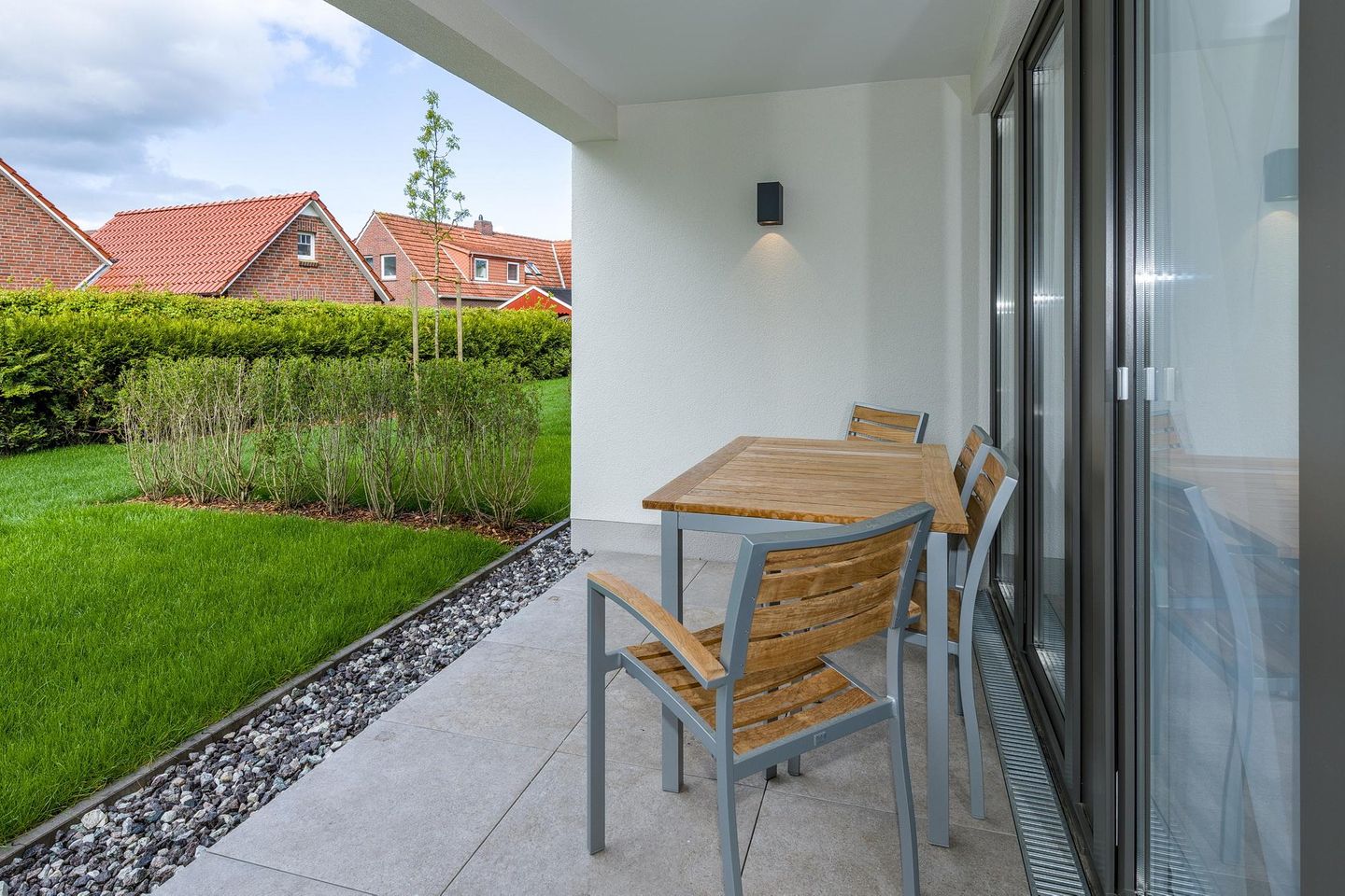 Deichhäuser Anna Küste Deichhäuser Anna Küste 7-13 Bensersiel - Überdachte Terrasse mit Sitzgelegenheit