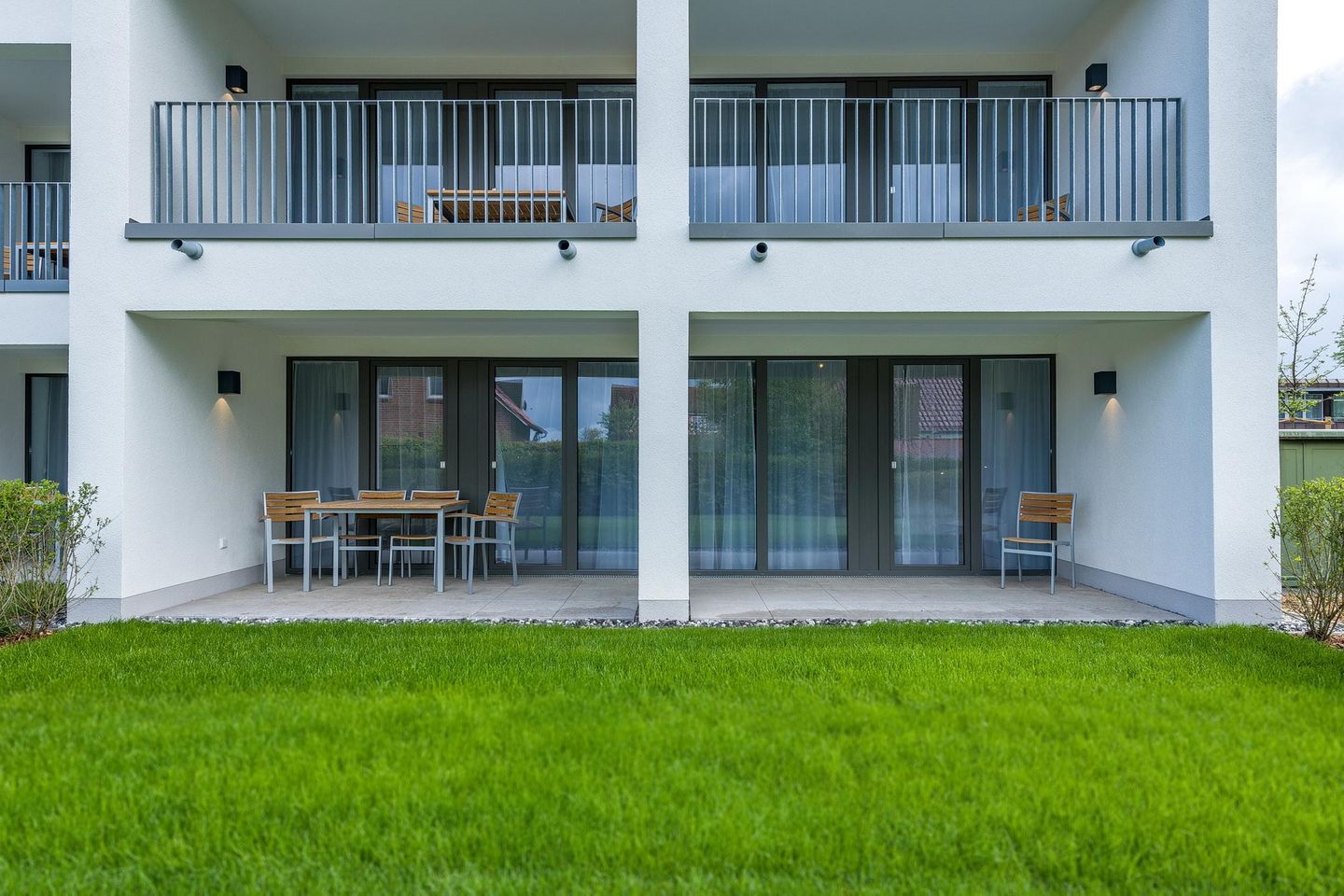 Deichhäuser Anna Küste Deichhäuser Anna Küste 7-13 Bensersiel - Überdachte Terrasse mit Sitzgelegenheit und Grünfläche