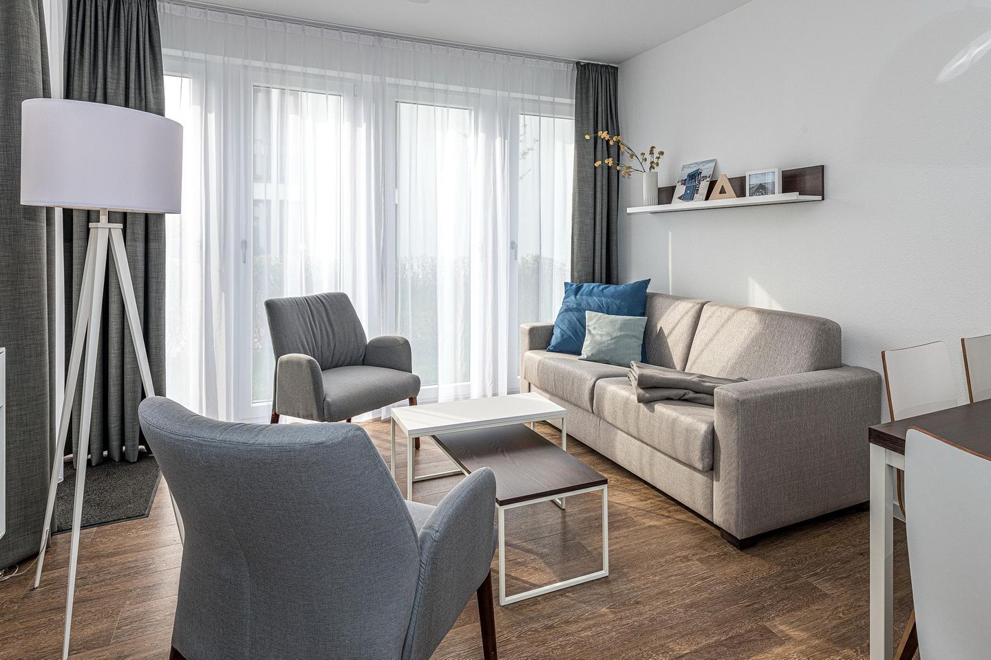 Deichhäuser Anna Küste Deichhäuser Anna Küste 7-14 Bensersiel - Wohn-Essbereich mit Couch und Sitzgelegenheit