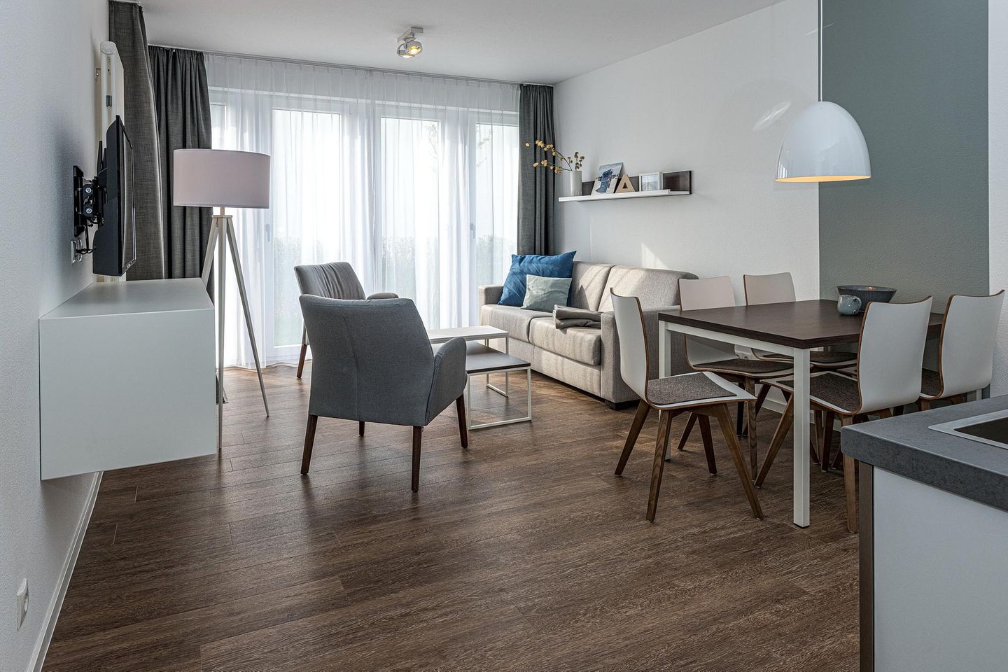 Deichhäuser Anna Küste Deichhäuser Anna Küste 7-14 Bensersiel - Wohn-Essbereich mit Couch, Esstisch und Sitzgelegenheit