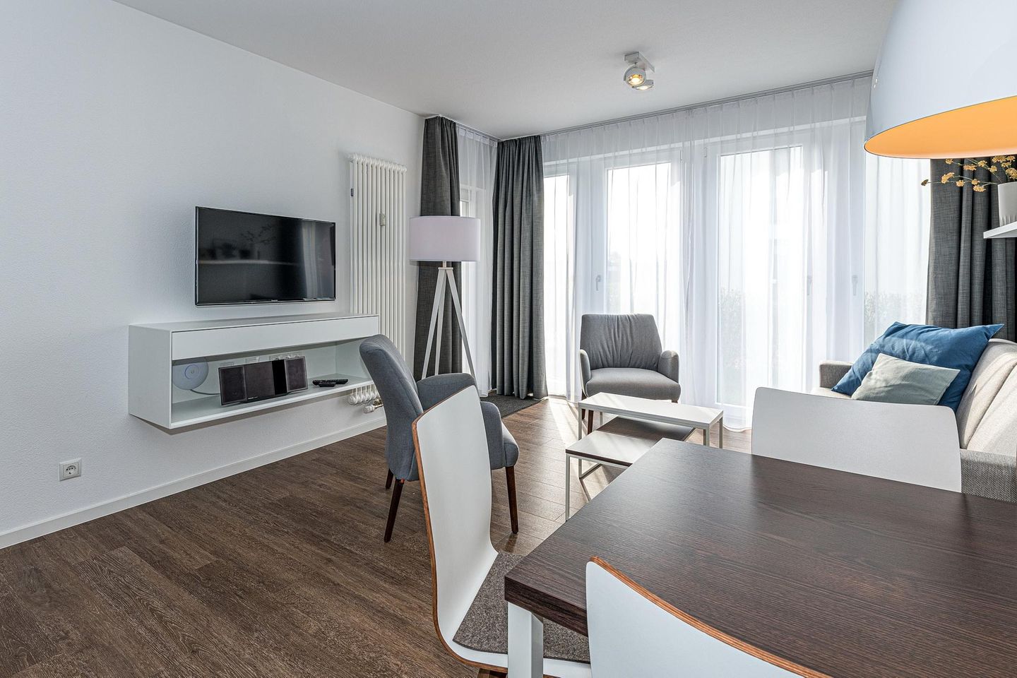 Deichhäuser Anna Küste Deichhäuser Anna Küste 7-14 Bensersiel - Wohn-Essbereich mit Esstisch, Sitzgelegenheit und Zugang zur Terrasse