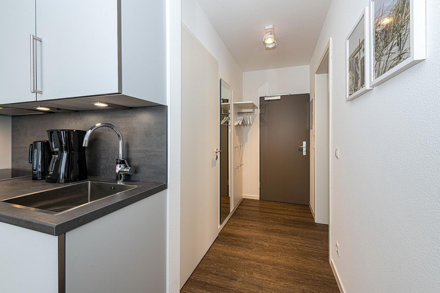 Deichhäuser Anna Küste Deichhäuser Anna Küste 7-14 Bensersiel - Wohn-Essbereich mit Blick in den Flur