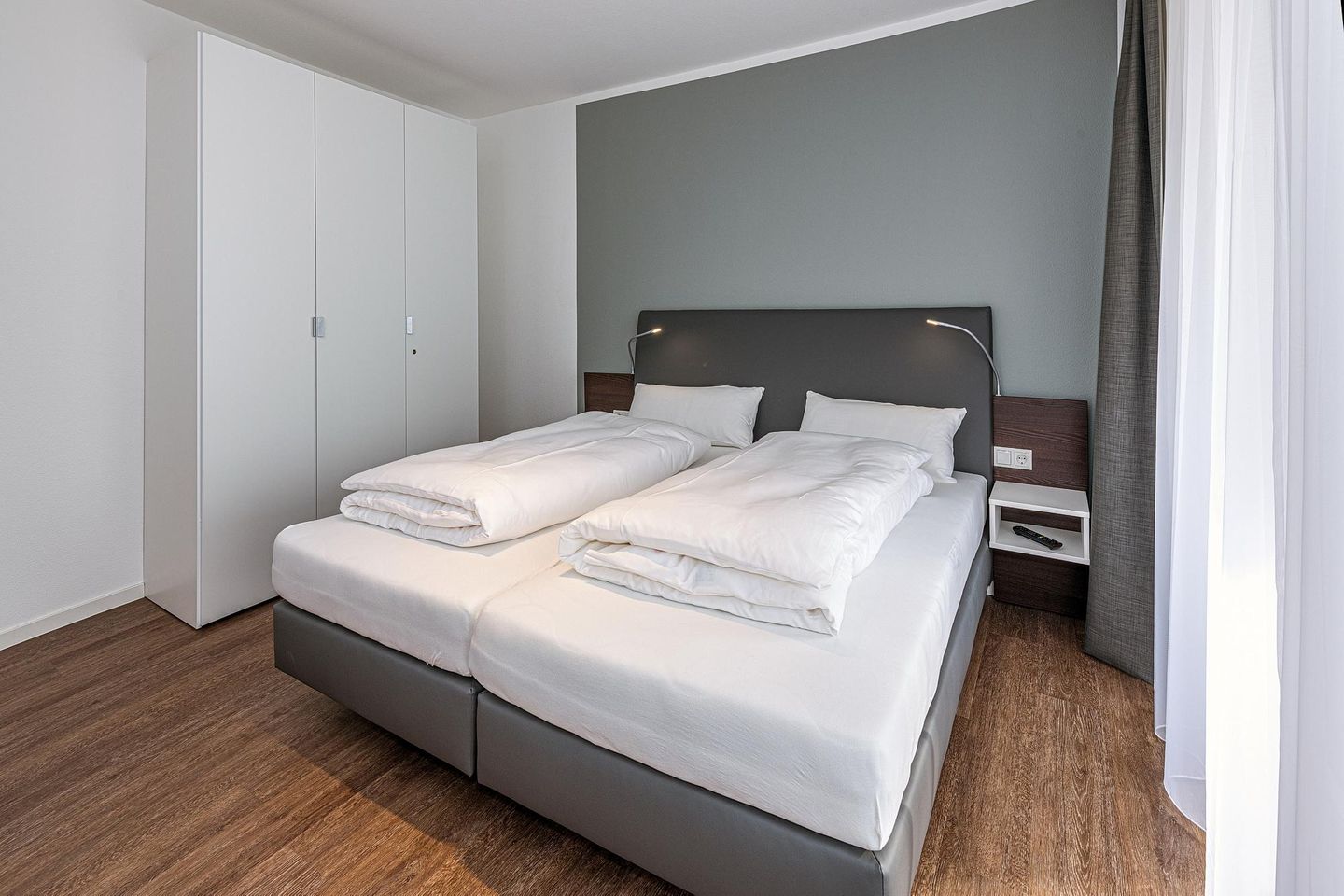 Deichhäuser Anna Küste Deichhäuser Anna Küste 7-14 Bensersiel - Schlafzimmer mit Doppelbett und Kleiderschrank