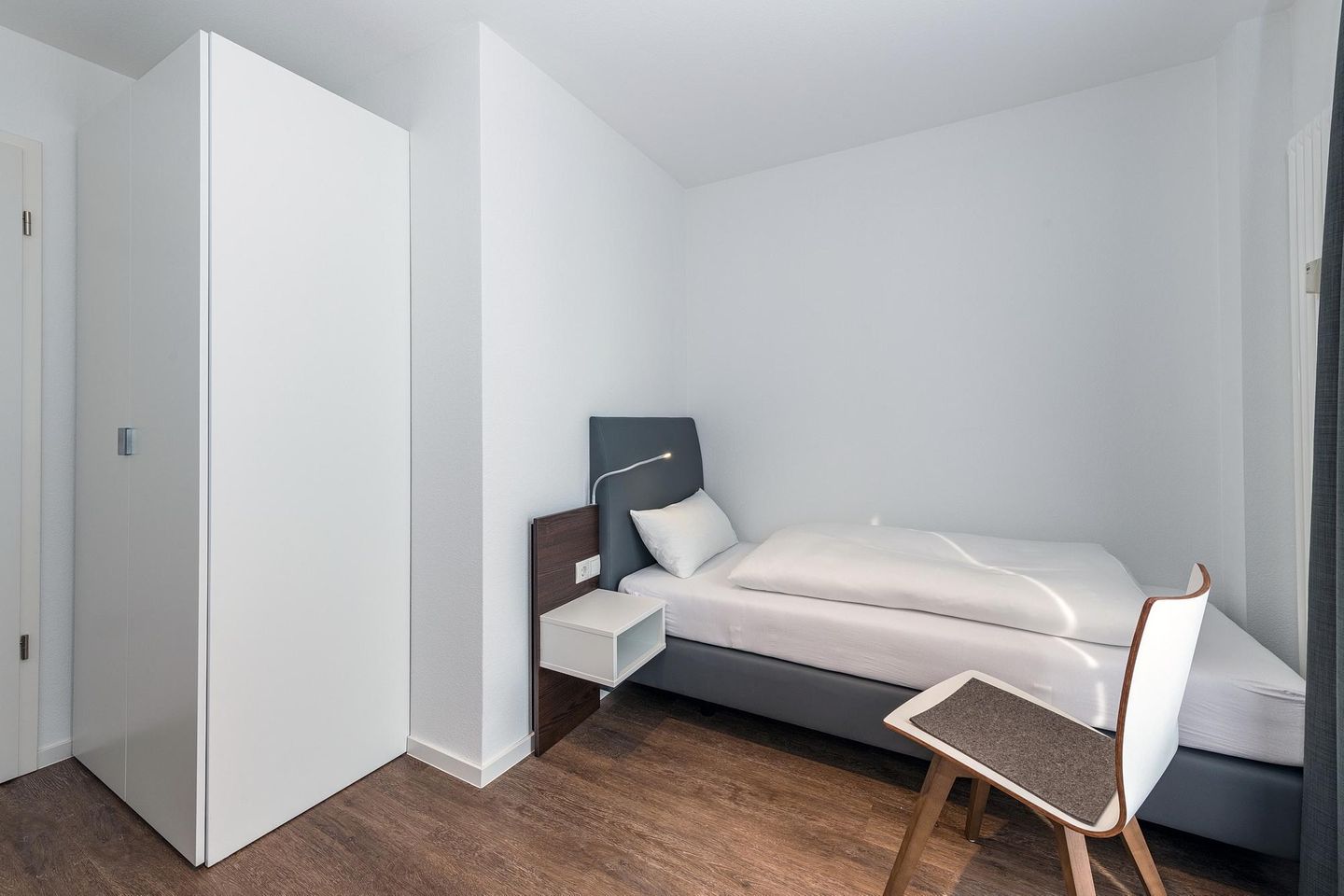 Deichhäuser Anna Küste Deichhäuser Anna Küste 7-14 Bensersiel - Schlafzimmer mit zwei Einzelbetten und Kleiderschrank