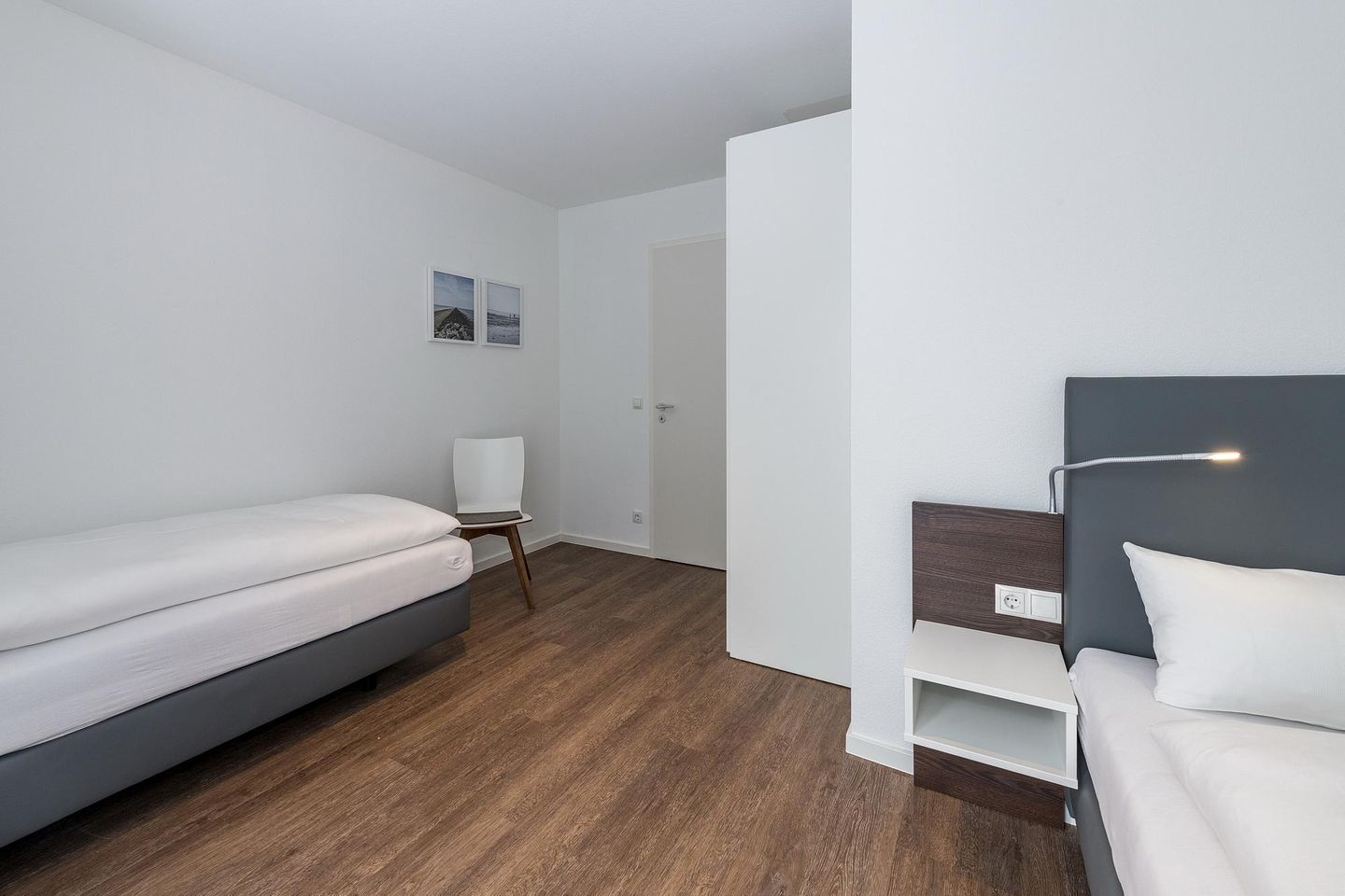 Deichhäuser Anna Küste Deichhäuser Anna Küste 7-14 Bensersiel - Schlafzimmer mit zwei Einzelbett und Sitzgelegenheit