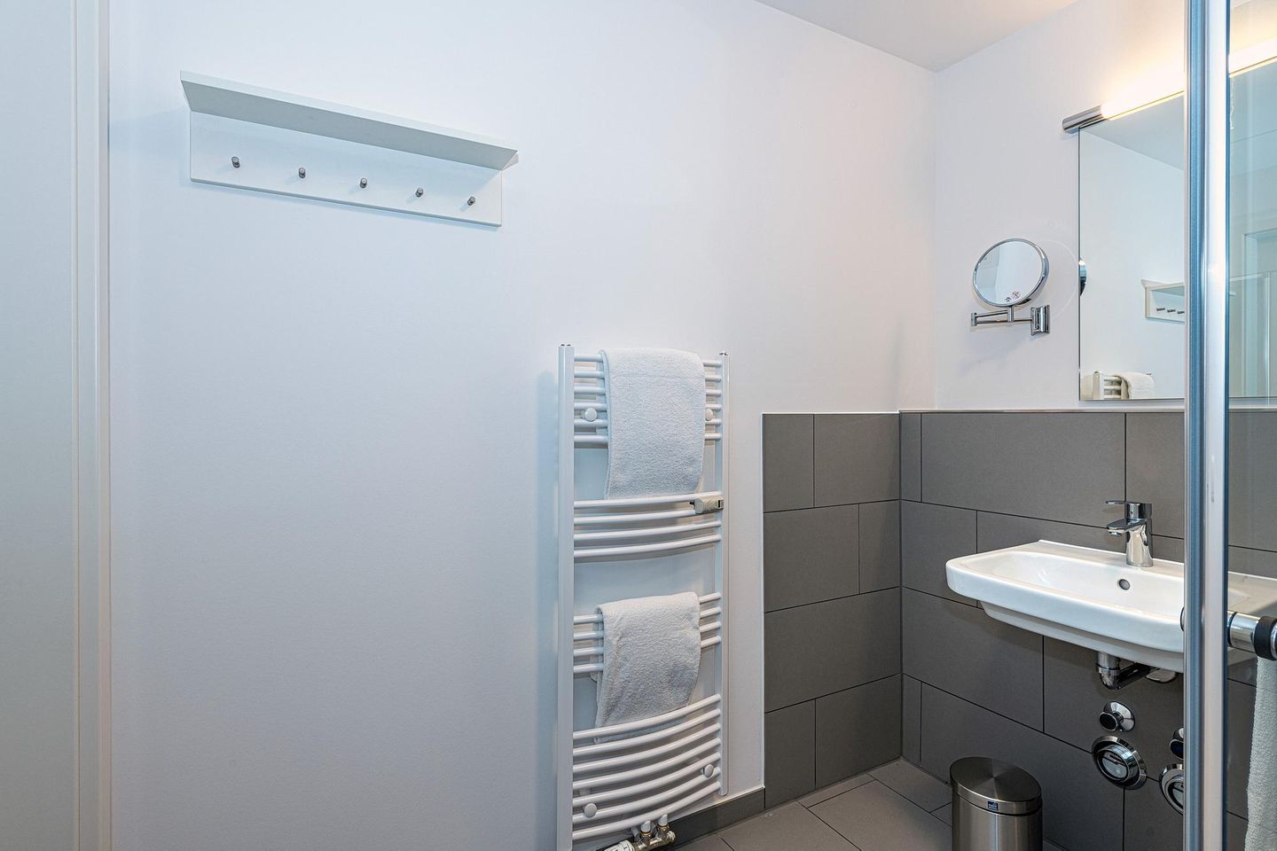 Deichhäuser Anna Küste Deichhäuser Anna Küste 7-14 Bensersiel - Badezimmer mit Dusche, Waschbecken, WC und Spiegel