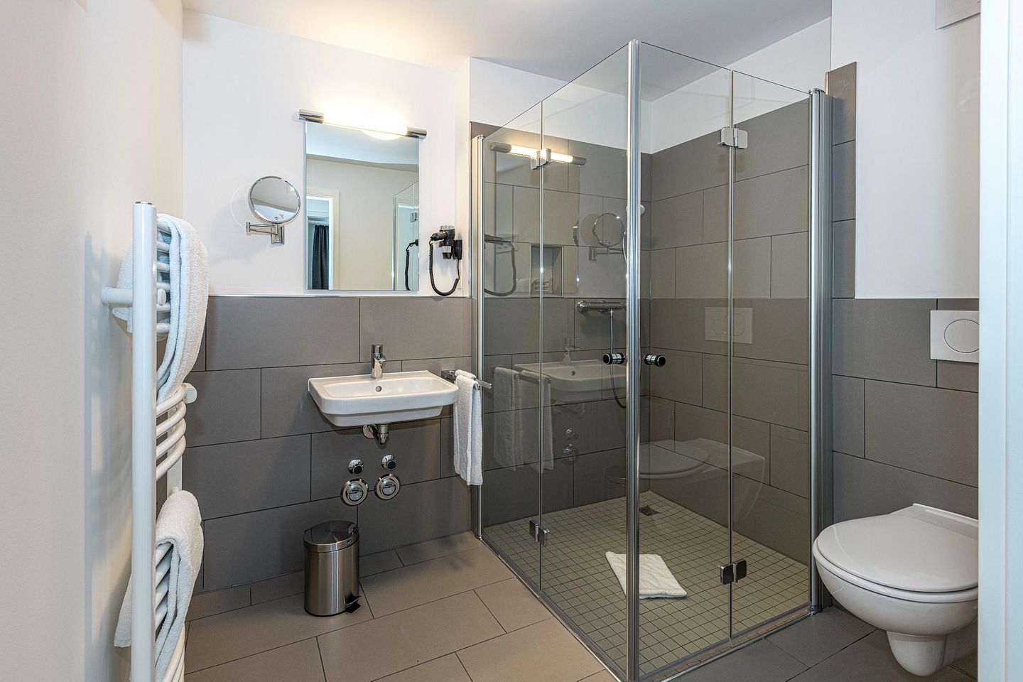 Deichhäuser Anna Küste Deichhäuser Anna Küste 7-14 Bensersiel - Badezimmer mit Dusche, Waschbecken, WC und Spiegel