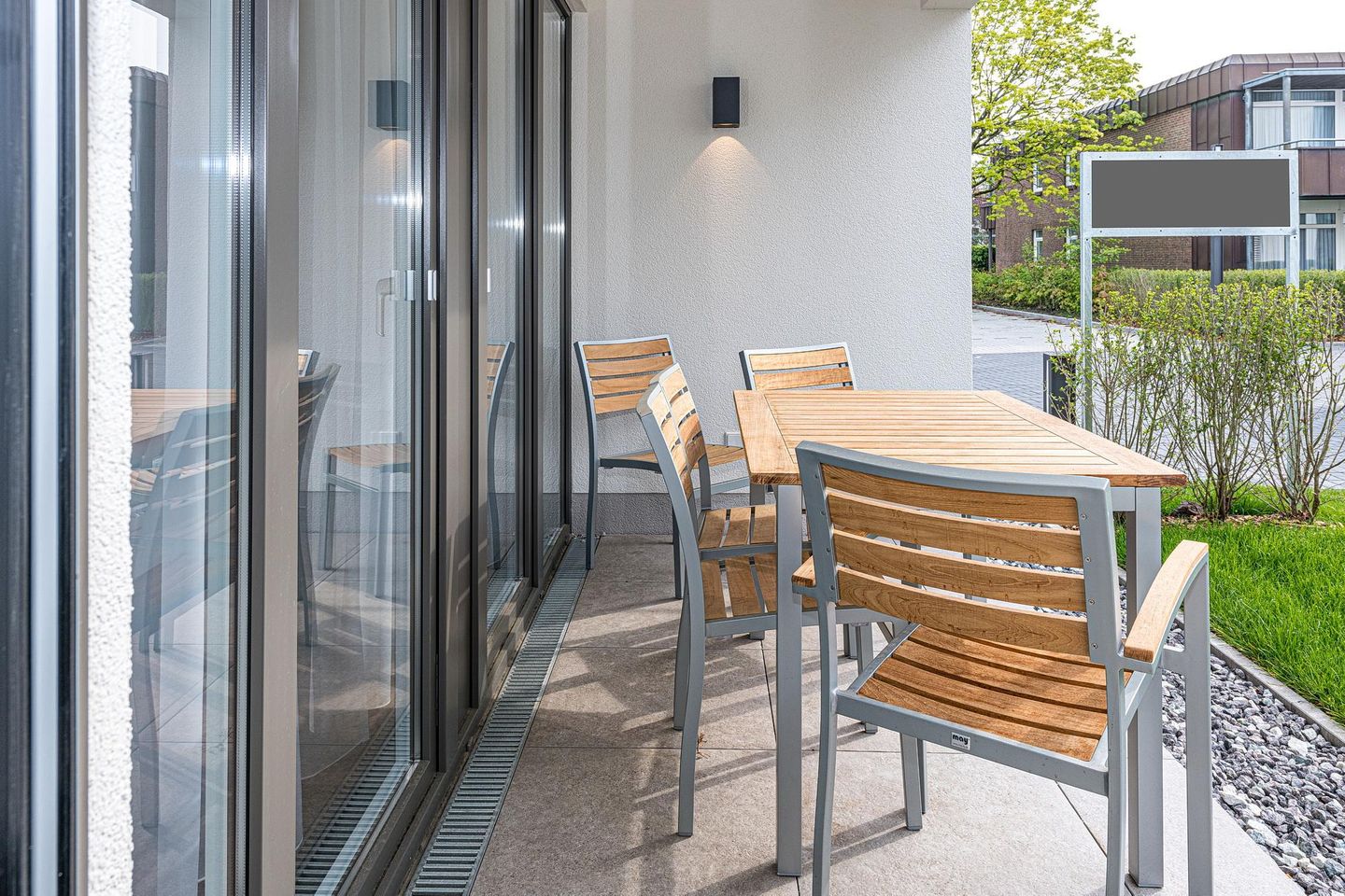 Deichhäuser Anna Küste Deichhäuser Anna Küste 7-14 Bensersiel - Überdachte Terrasse mit Sitzgelegenheit