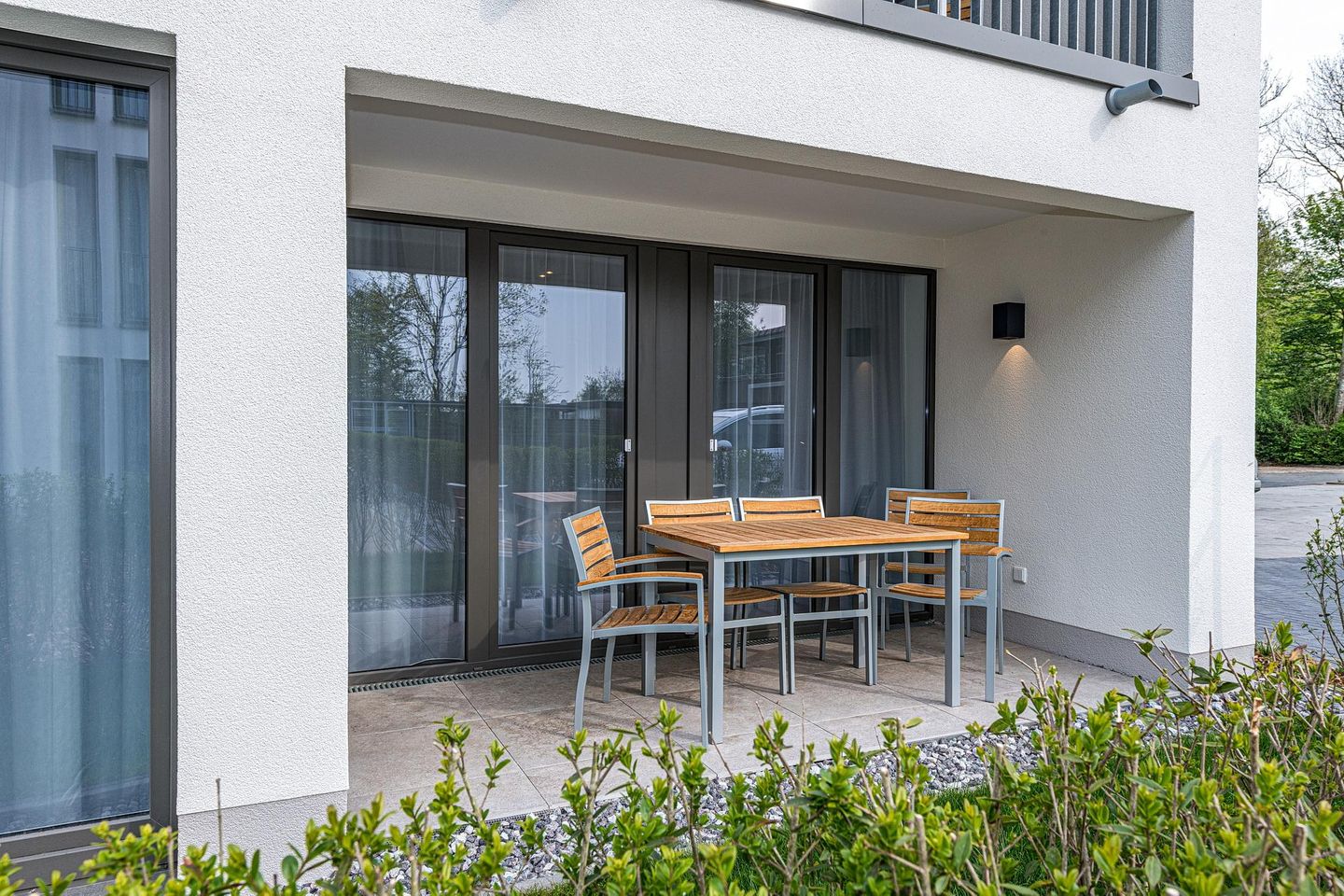 Deichhäuser Anna Küste Deichhäuser Anna Küste 7-14 Bensersiel - Überdachte Terrasse mit Sitzgelegenheit