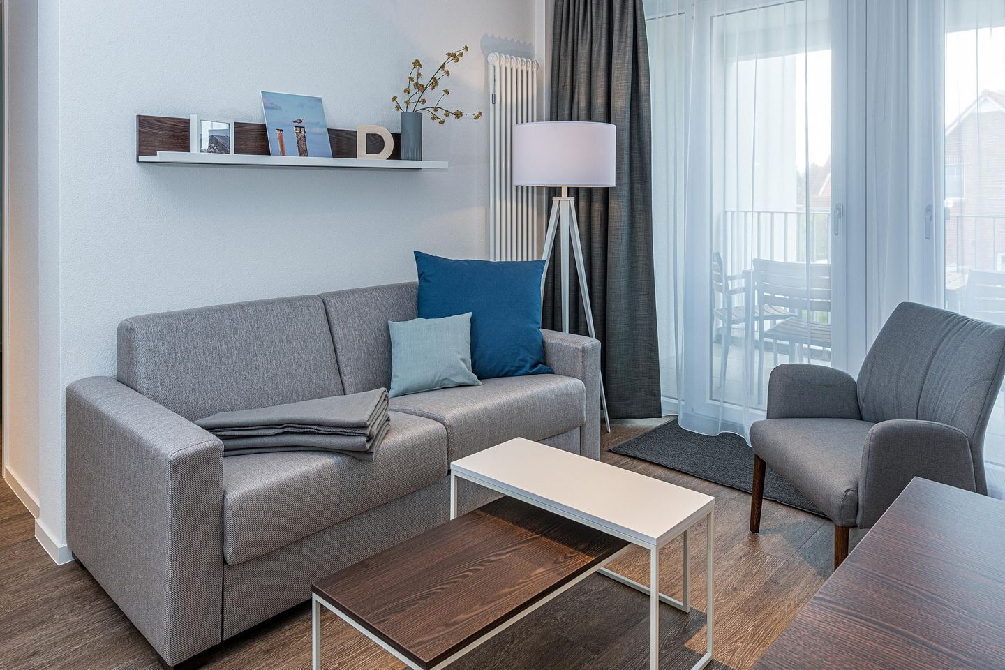 Deichhäuser Anna Küste Deichhäuser Anna Küste 7-21 Bensersiel - Wohn-Essbereich mit Couch und Sitzgelegenheit