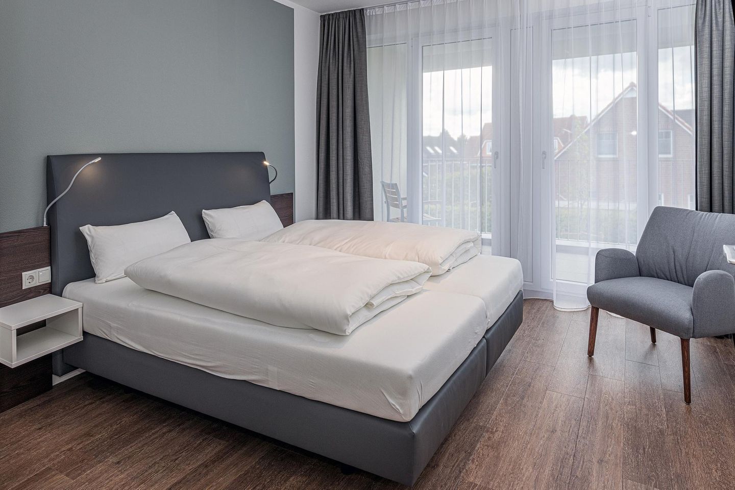 Deichhäuser Anna Küste Deichhäuser Anna Küste 7-21 Bensersiel - Schlafzimmer mit Doppelbett und Zugang zum Balkon