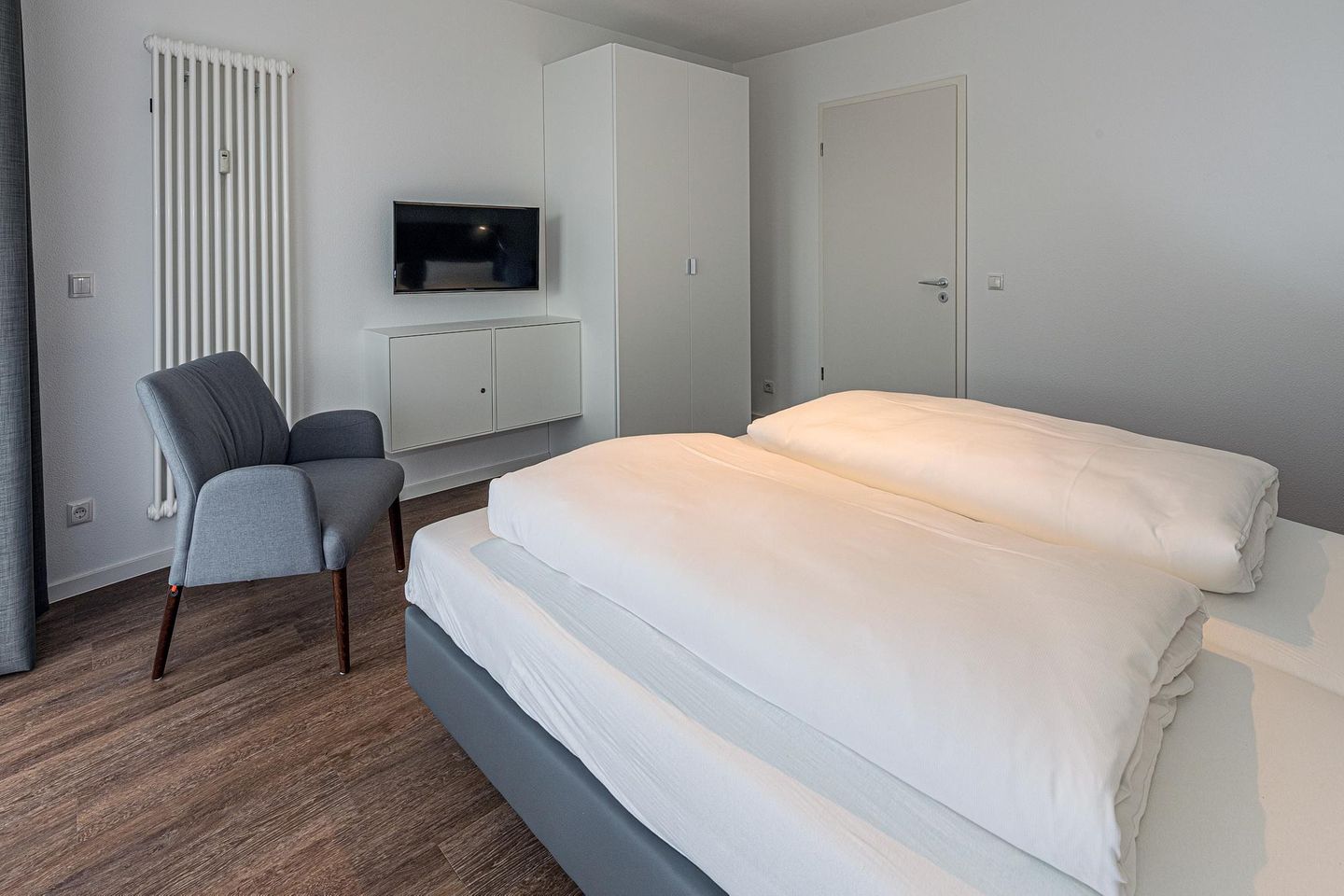 Deichhäuser Anna Küste Deichhäuser Anna Küste 7-21 Bensersiel - Schlafzimmer mit Doppelbett, Kleiderschrank und Flatscreen TV