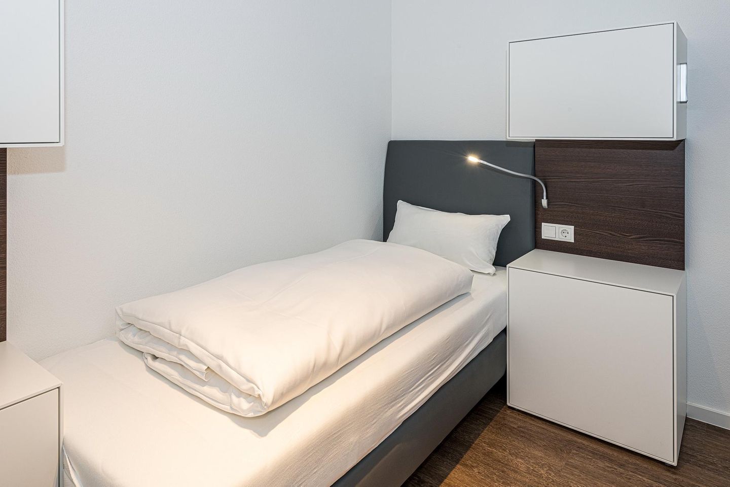 Deichhäuser Anna Küste Deichhäuser Anna Küste 7-21 Bensersiel - Schlafzimmer mit zwei Einzelbetten und Kleiderschrank