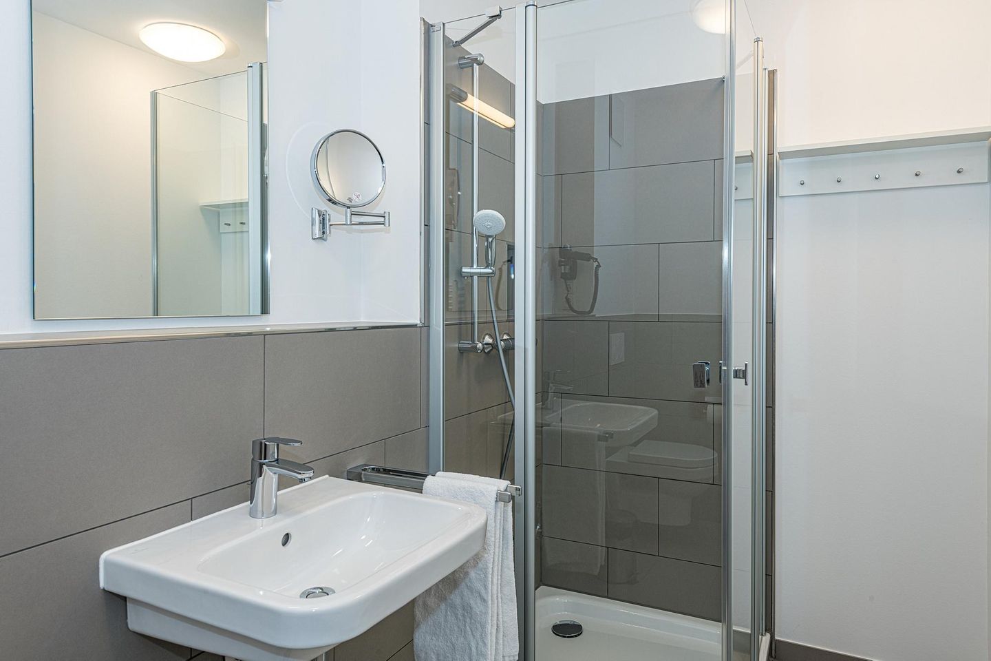 Deichhäuser Anna Küste Deichhäuser Anna Küste 7-21 Bensersiel - Badezimmer mit Dusche