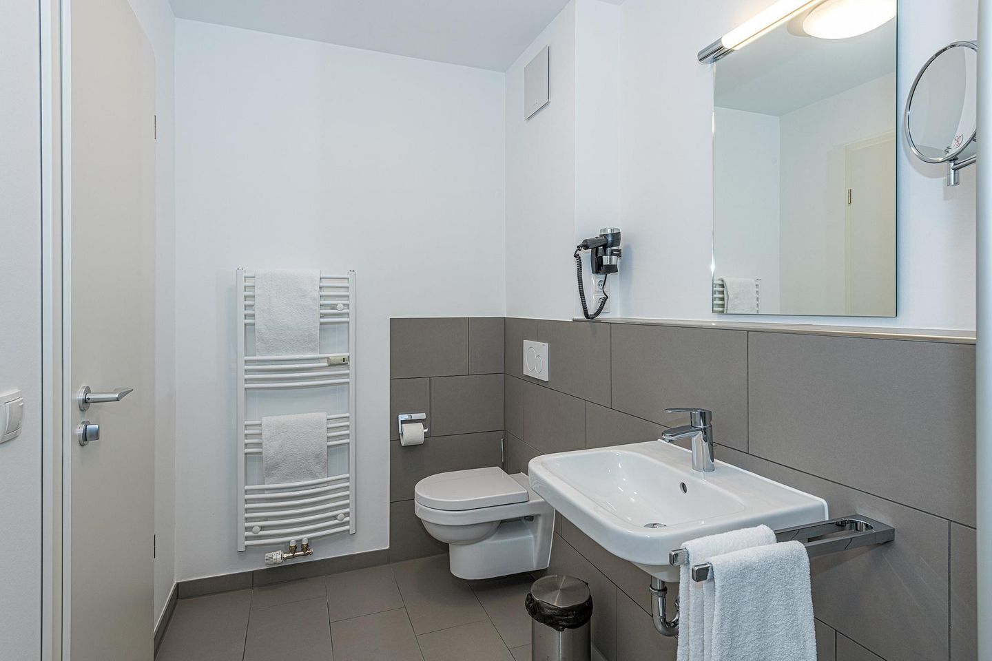 Deichhäuser Anna Küste Deichhäuser Anna Küste 7-21 Bensersiel - Badezimmer mit Dusche, Waschbecken und Spiegel