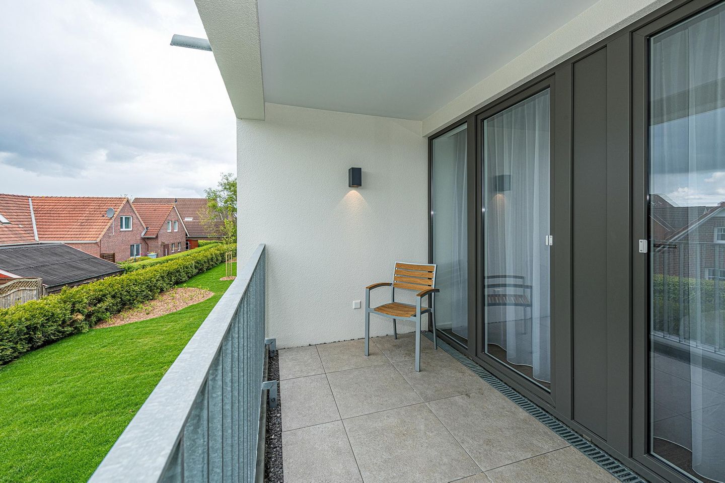 Deichhäuser Anna Küste Deichhäuser Anna Küste 7-21 Bensersiel - Überdachter Balkon mit Sitzgelegenheit