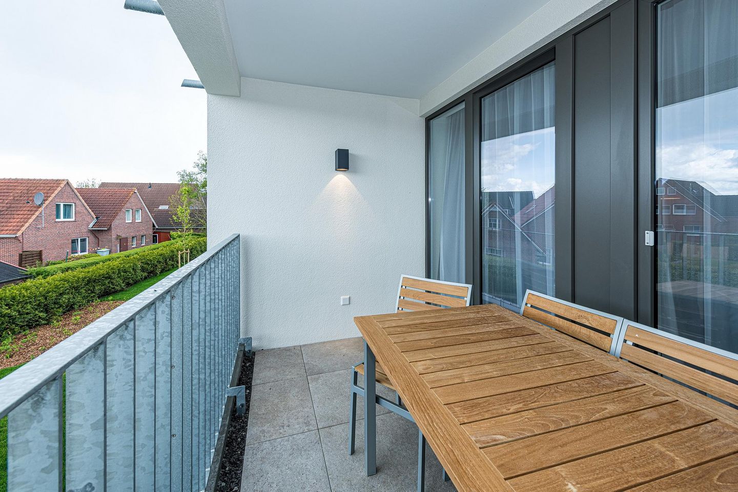 Deichhäuser Anna Küste Deichhäuser Anna Küste 7-21 Bensersiel - Überdachter Balkon mit Sitzgelegenheit