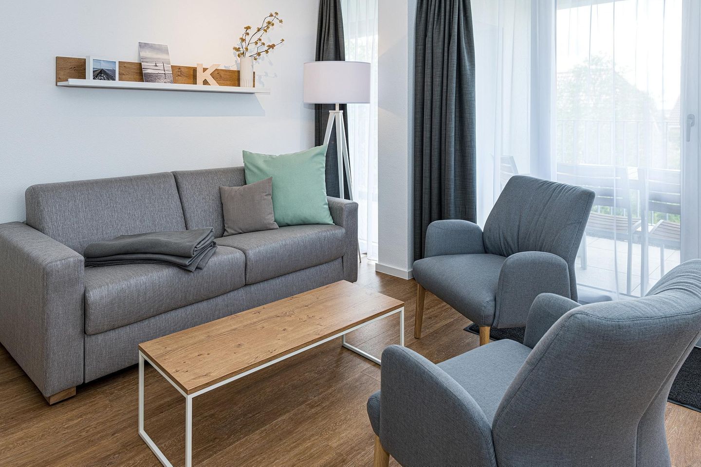 Deichhäuser Anna Küste Deichhäuser Anna Küste 7-23 Bensersiel - Wohn-Essbereich mit Couch und Sessel