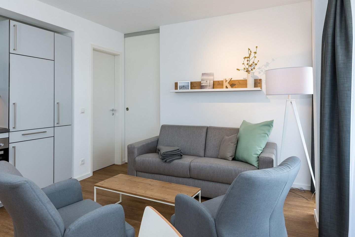 Deichhäuser Anna Küste Deichhäuser Anna Küste 7-23 Bensersiel - Wohn-Essbereich mit Couch