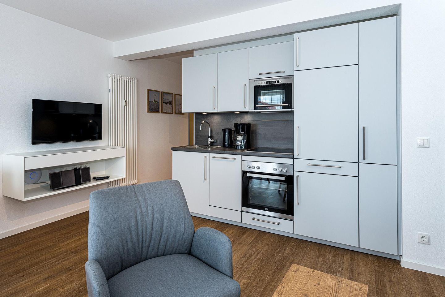 Deichhäuser Anna Küste Deichhäuser Anna Küste 7-23 Bensersiel - Wohn-Essbereich mit Flatscreen-TV und Küchenzeile