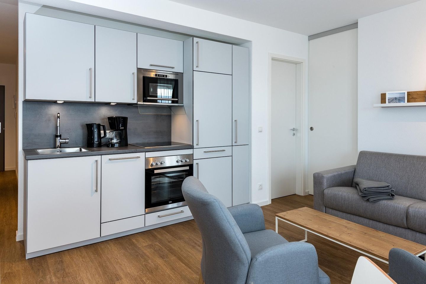 Deichhäuser Anna Küste Deichhäuser Anna Küste 7-23 Bensersiel - Wohn-Essbereich mit Küchenzeile