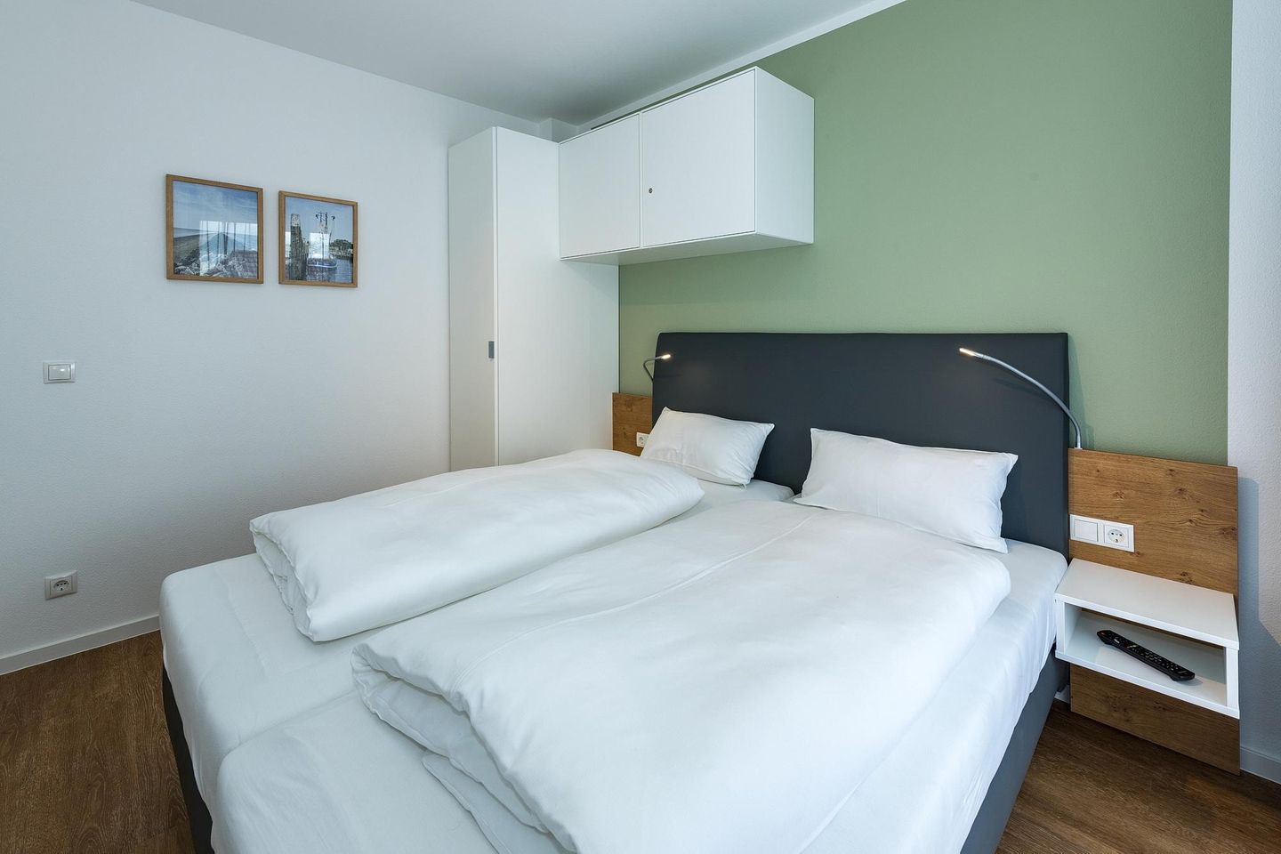 Deichhäuser Anna Küste Deichhäuser Anna Küste 7-23 Bensersiel - Schlafzimmer mit Doppelbett und Kleiderschrank