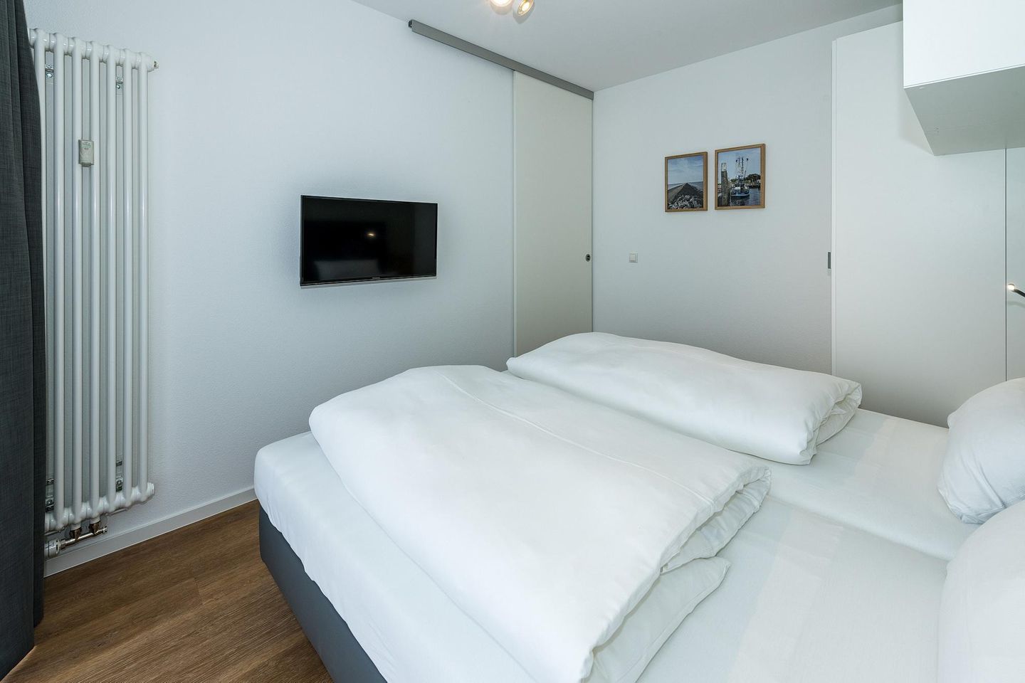 Deichhäuser Anna Küste Deichhäuser Anna Küste 7-23 Bensersiel - Schlafzimmer mit Doppelbett, Kleiderschrank und Flatscreen TV