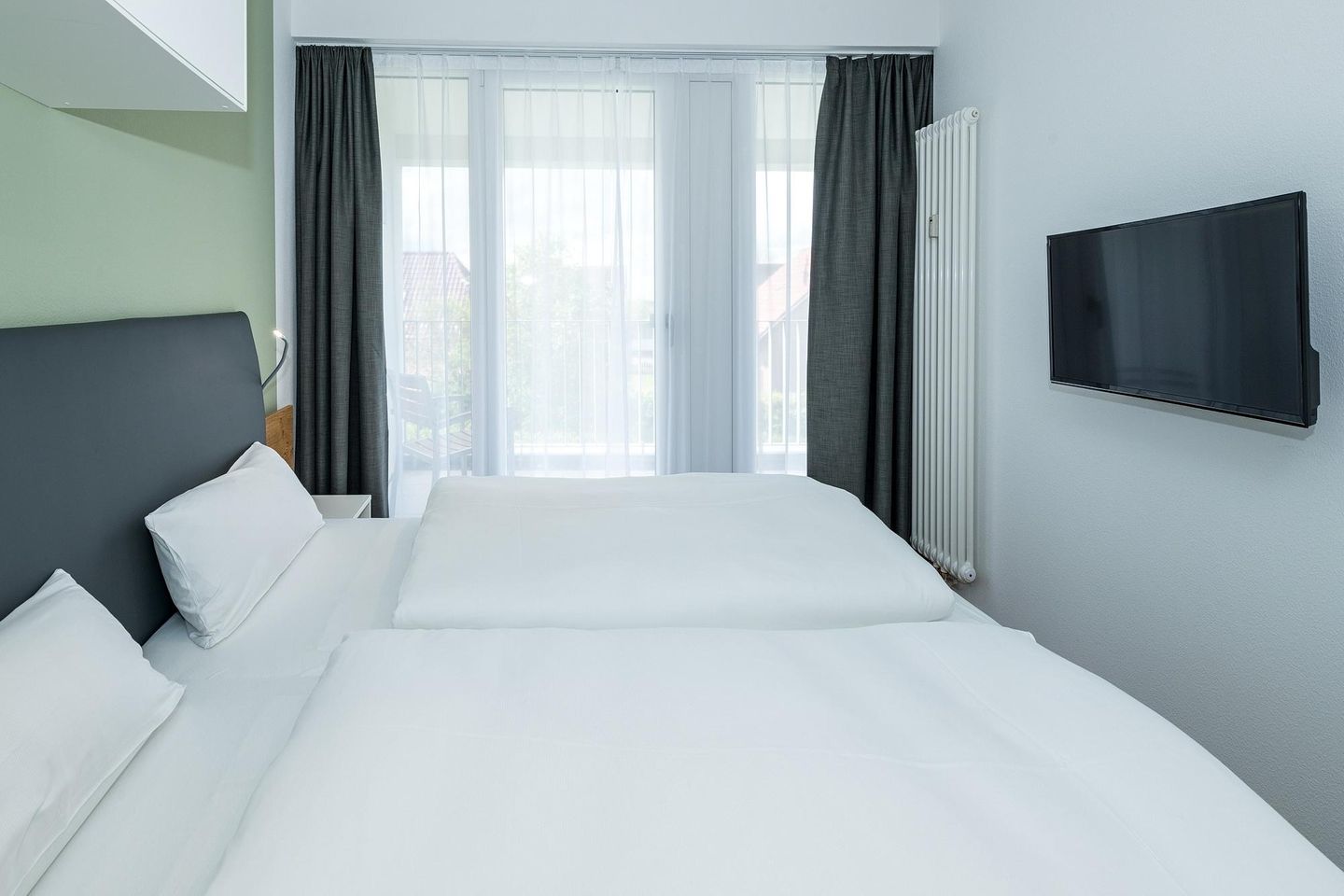 Deichhäuser Anna Küste Deichhäuser Anna Küste 7-23 Bensersiel - Schlafzimmer mit Doppelbett, Flatscreen-TV und Zugang zum Balkon