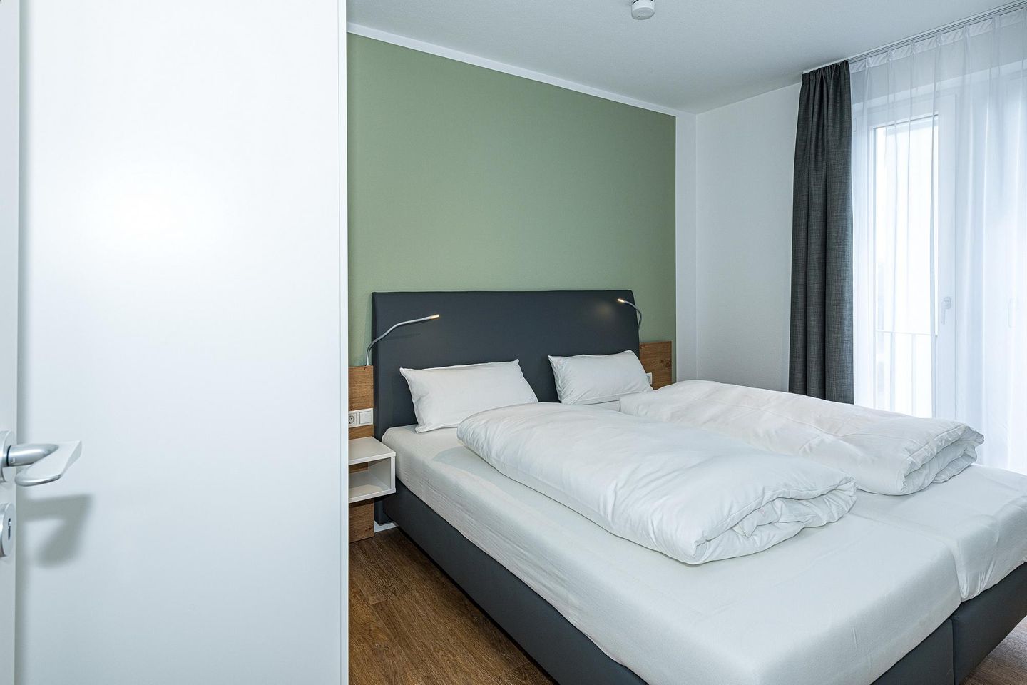 Deichhäuser Anna Küste Deichhäuser Anna Küste 7-23 Bensersiel - Schlafzimmer mit Doppelbett und Kleiderschrank