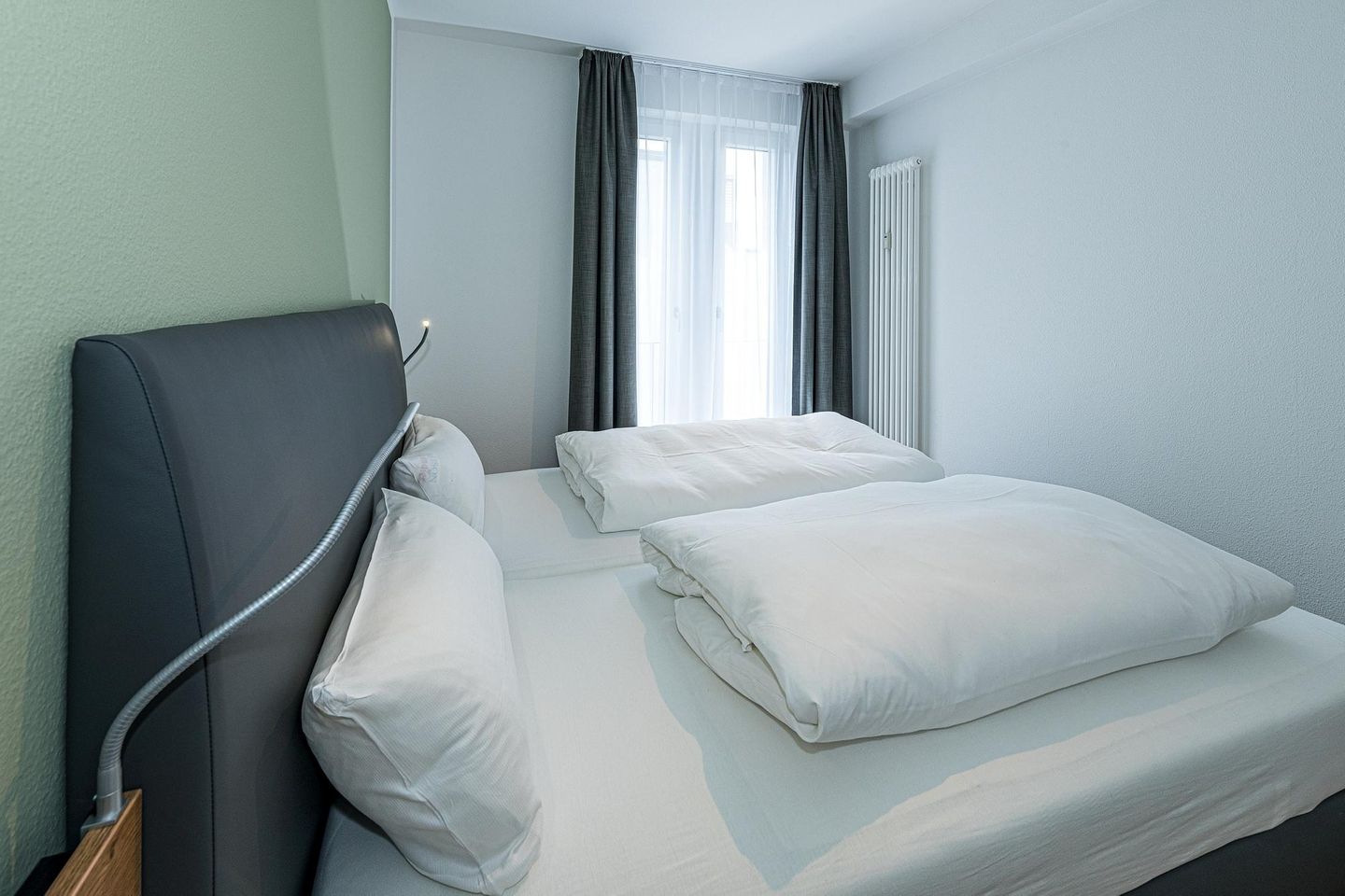 Deichhäuser Anna Küste Deichhäuser Anna Küste 7-23 Bensersiel - Schlafzimmer mit Doppelbett und Zugang zum Balkon