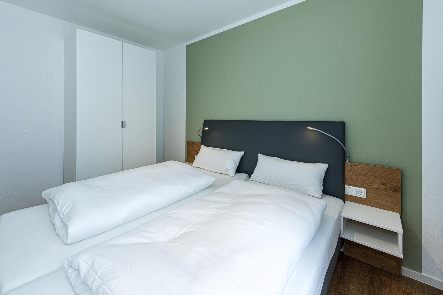 Deichhäuser Anna Küste Deichhäuser Anna Küste 7-23 Bensersiel - Schlafzimmer mit Doppelbett und Kleiderschrank