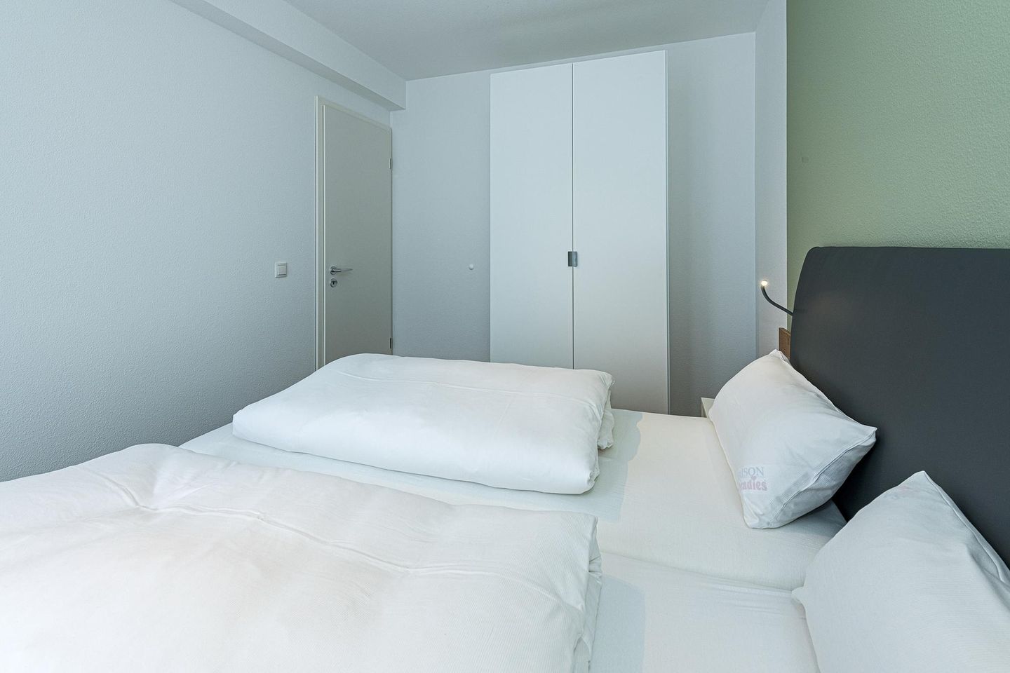 Deichhäuser Anna Küste Deichhäuser Anna Küste 7-23 Bensersiel - Schlafzimmer mit Doppelbett und Kleiderschrank