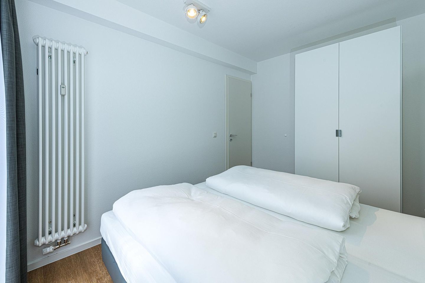 Deichhäuser Anna Küste Deichhäuser Anna Küste 7-23 Bensersiel - Schlafzimmer mit Doppelbett und Kleiderschrank