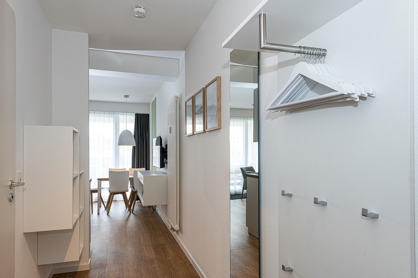 Deichhäuser Anna Küste Deichhäuser Anna Küste 7-23 Bensersiel - Flur mit Garderobe und Spiegel