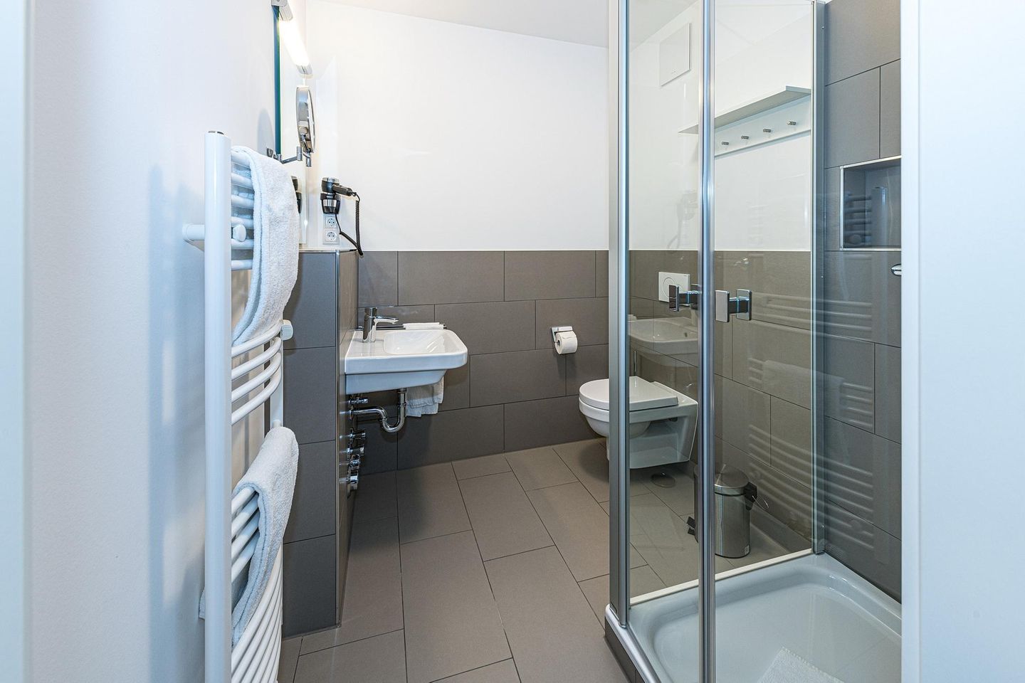 Deichhäuser Anna Küste Deichhäuser Anna Küste 7-23 Bensersiel - Badezimmer mit Dusche, Waschbecken und Spiegel