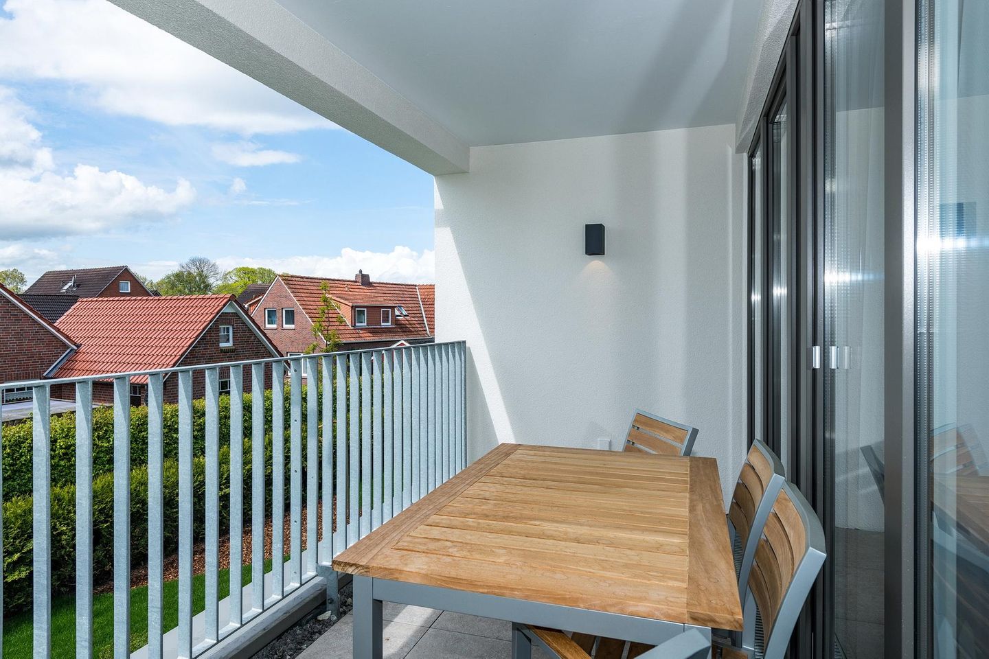 Deichhäuser Anna Küste Deichhäuser Anna Küste 7-23 Bensersiel - Überdachter Balkon mit Sitzgelegenheit