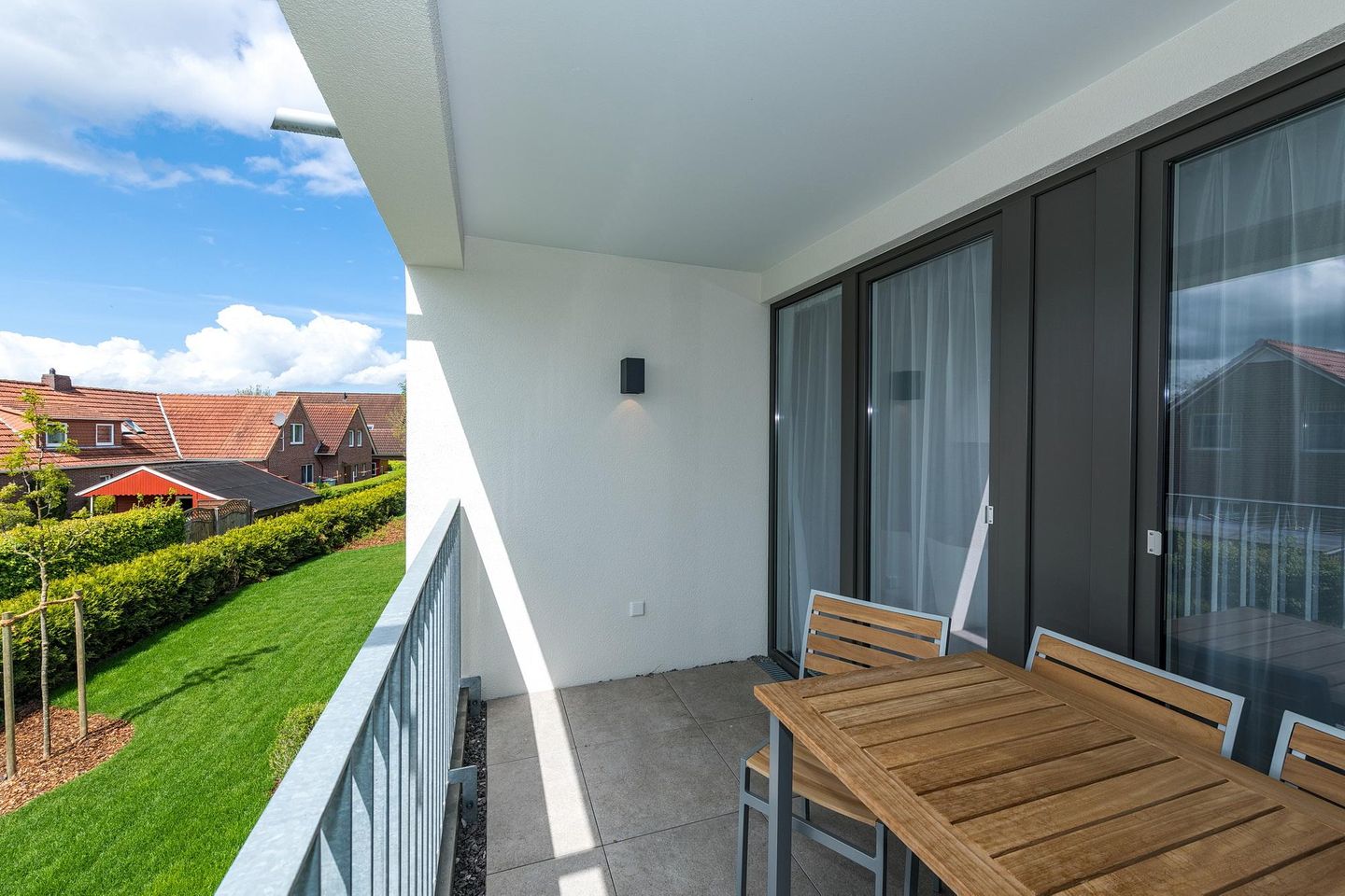 Deichhäuser Anna Küste Deichhäuser Anna Küste 7-23 Bensersiel - Überdachter Balkon mit Sitzgelegenheit