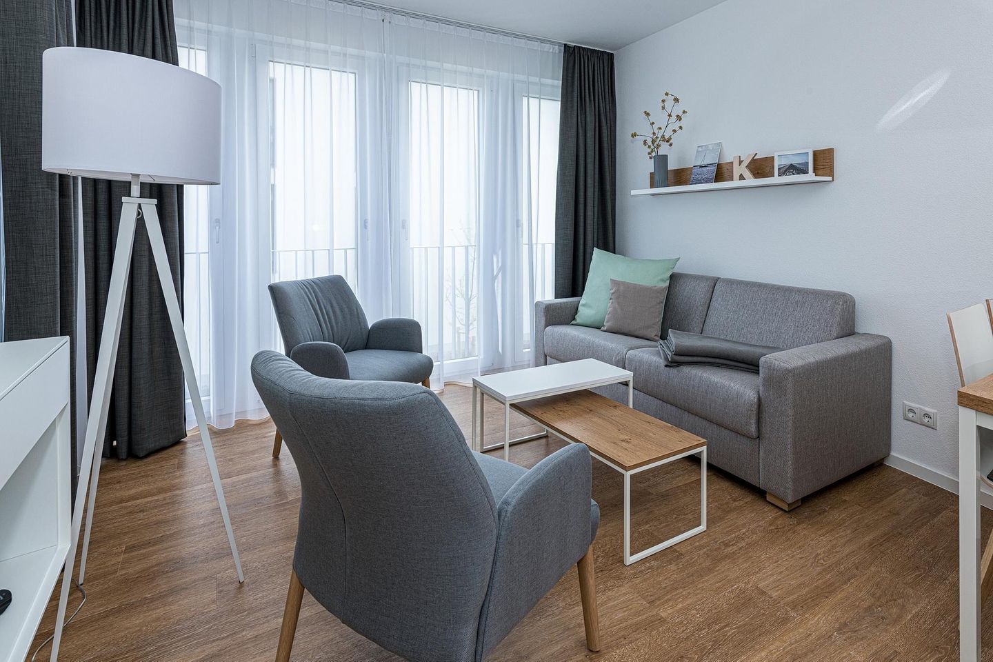 Deichhäuser Anna Küste Deichhäuser Anna Küste 7-24 Bensersiel - Wohn-Essbereich mit Couch