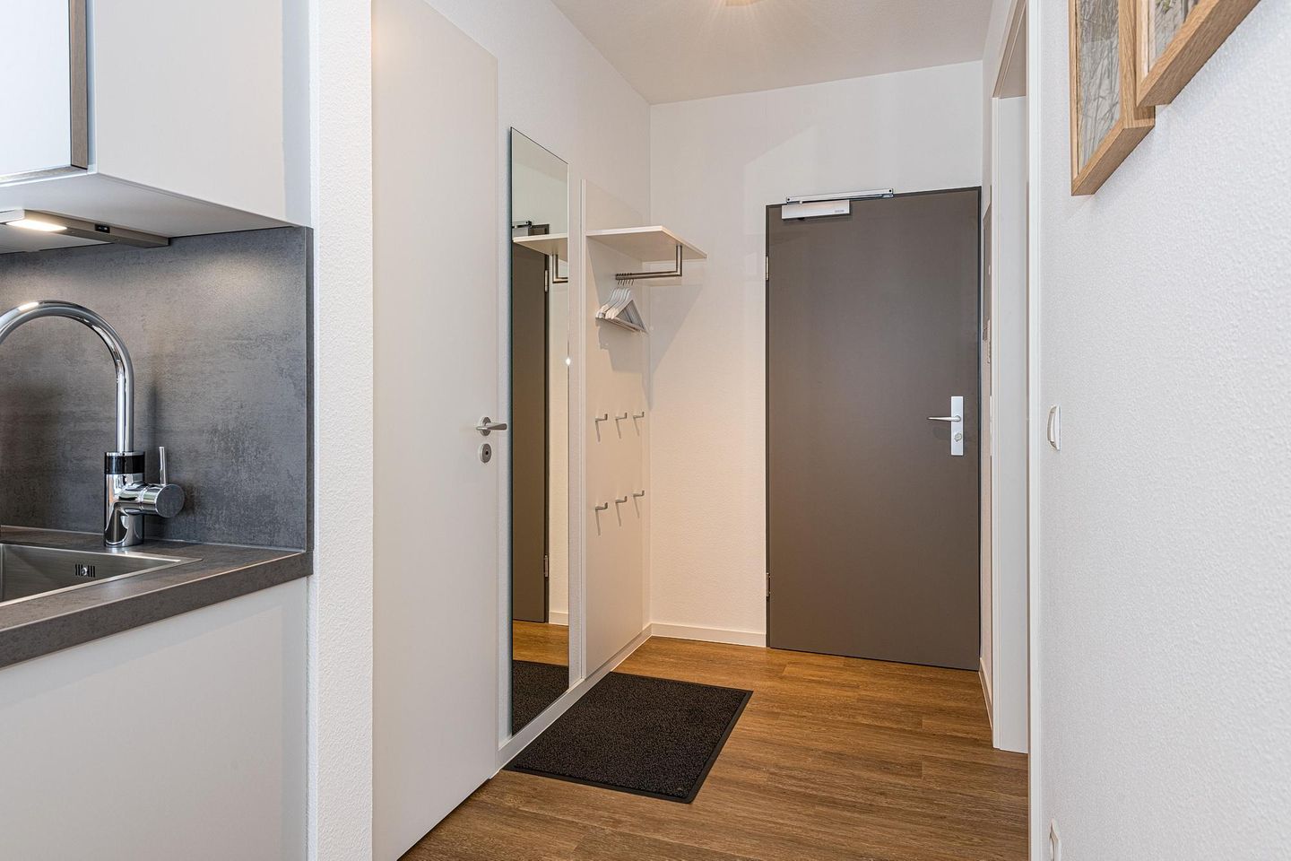 Deichhäuser Anna Küste Deichhäuser Anna Küste 7-24 Bensersiel - Flur mit Garderobe