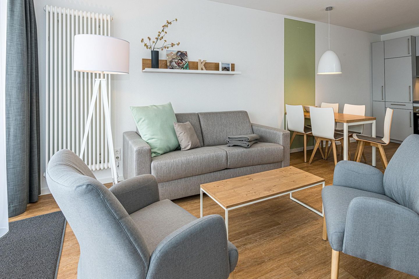 Deichhäuser Anna Küste Deichhäuser Anna Küste 7-30 Bensersiel - Wohn-Essbereich mit Couch