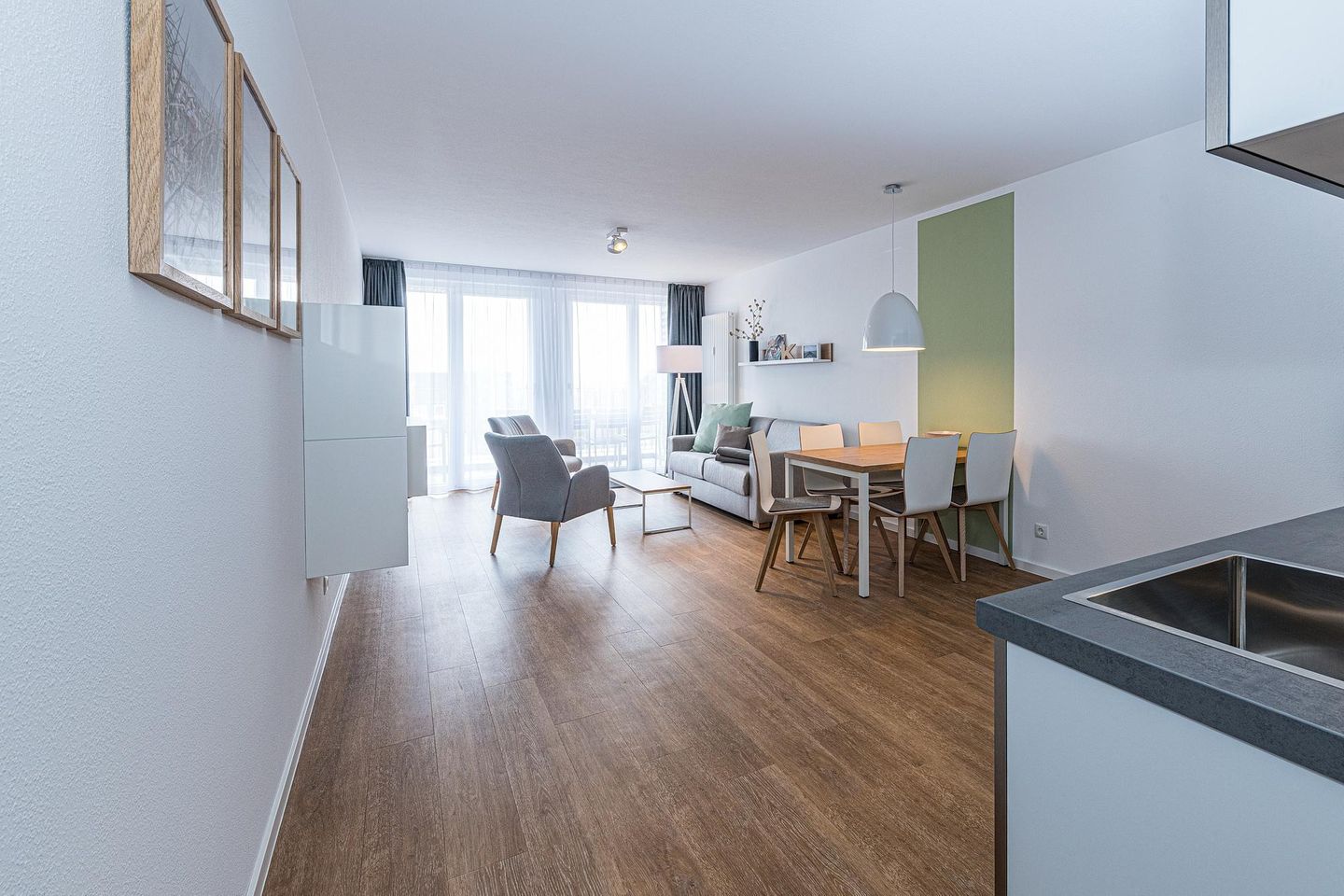 Deichhäuser Anna Küste Deichhäuser Anna Küste 7-30 Bensersiel - Wohn-Essbereich mit Couch