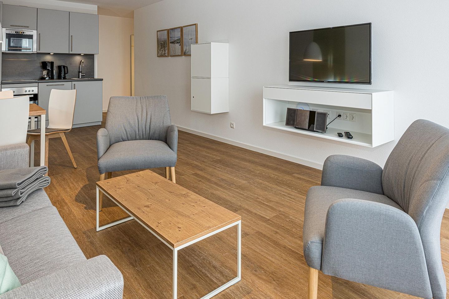 Deichhäuser Anna Küste Deichhäuser Anna Küste 7-30 Bensersiel - Wohn-Essbereich mit Couch