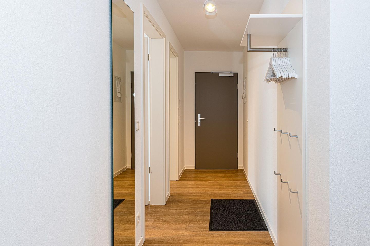 Deichhäuser Anna Küste Deichhäuser Anna Küste 7-30 Bensersiel - Flur mit Garderobe