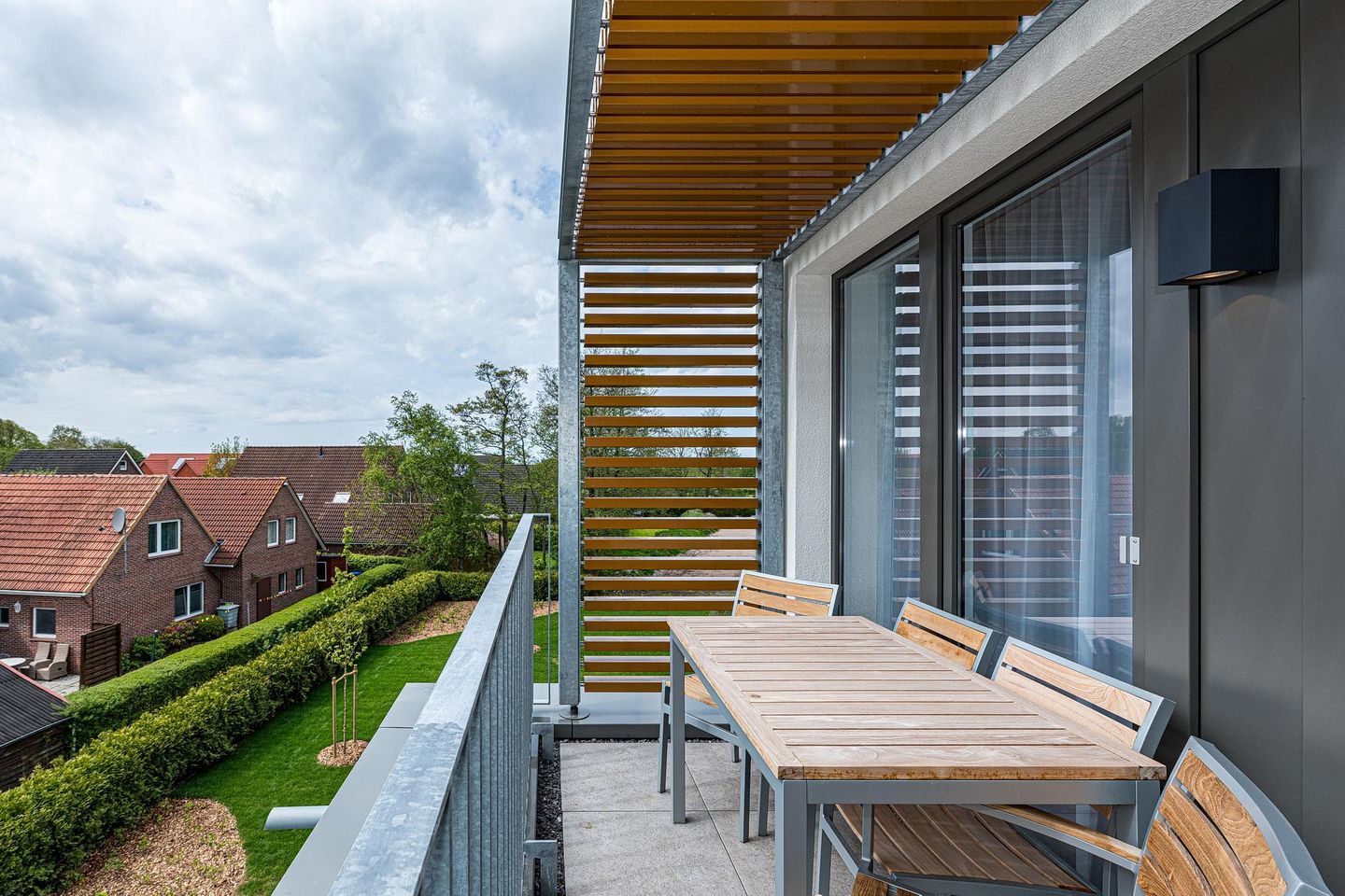 Deichhäuser Anna Küste Deichhäuser Anna Küste 7-30 Bensersiel - Überdachter Balkon mit Sitzgelegenheit