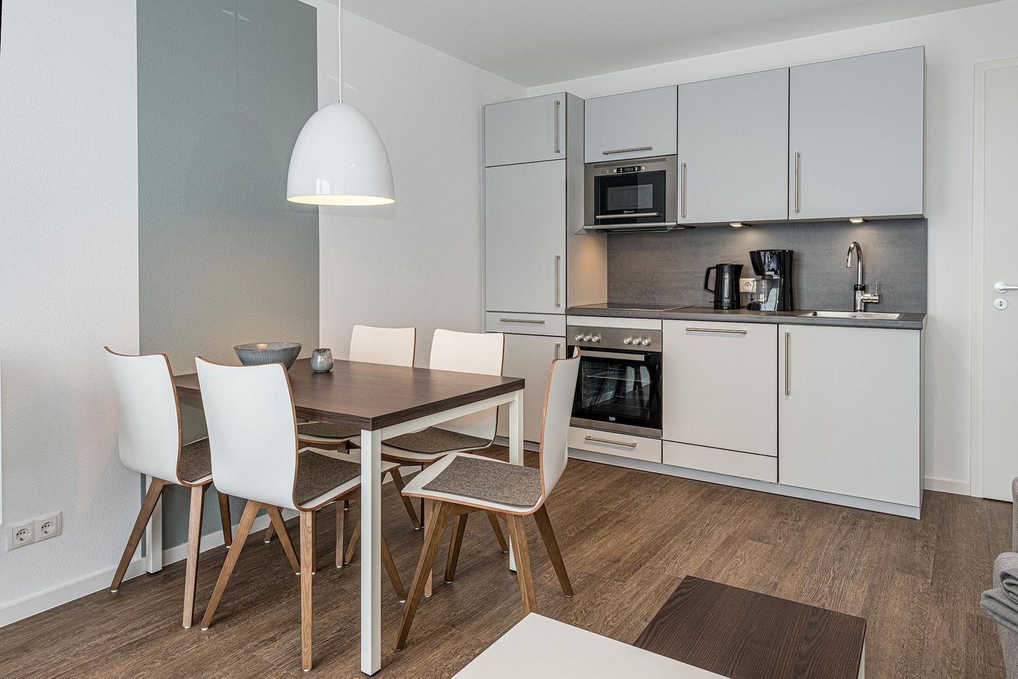 Deichhäuser Anna Küste Deichhäuser Anna Küste 7-31 Bensersiel - Wohn-Essbereich mit Couch