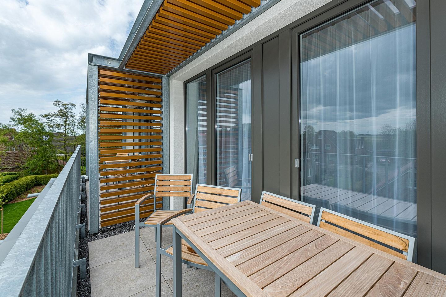 Deichhäuser Anna Küste Deichhäuser Anna Küste 7-31 Bensersiel - Überdachter Balkon mit Sitzgelegenheit