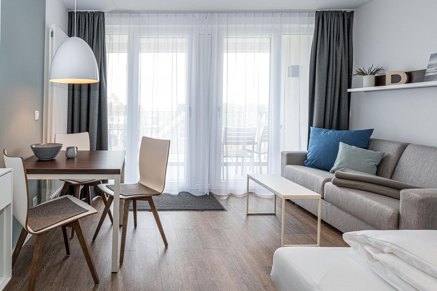 Deichhäuser Anna Küste Deichhäuser Anna Küste 7-32 Bensersiel - Wohn-Essbereich mit Couch und Doppelbett