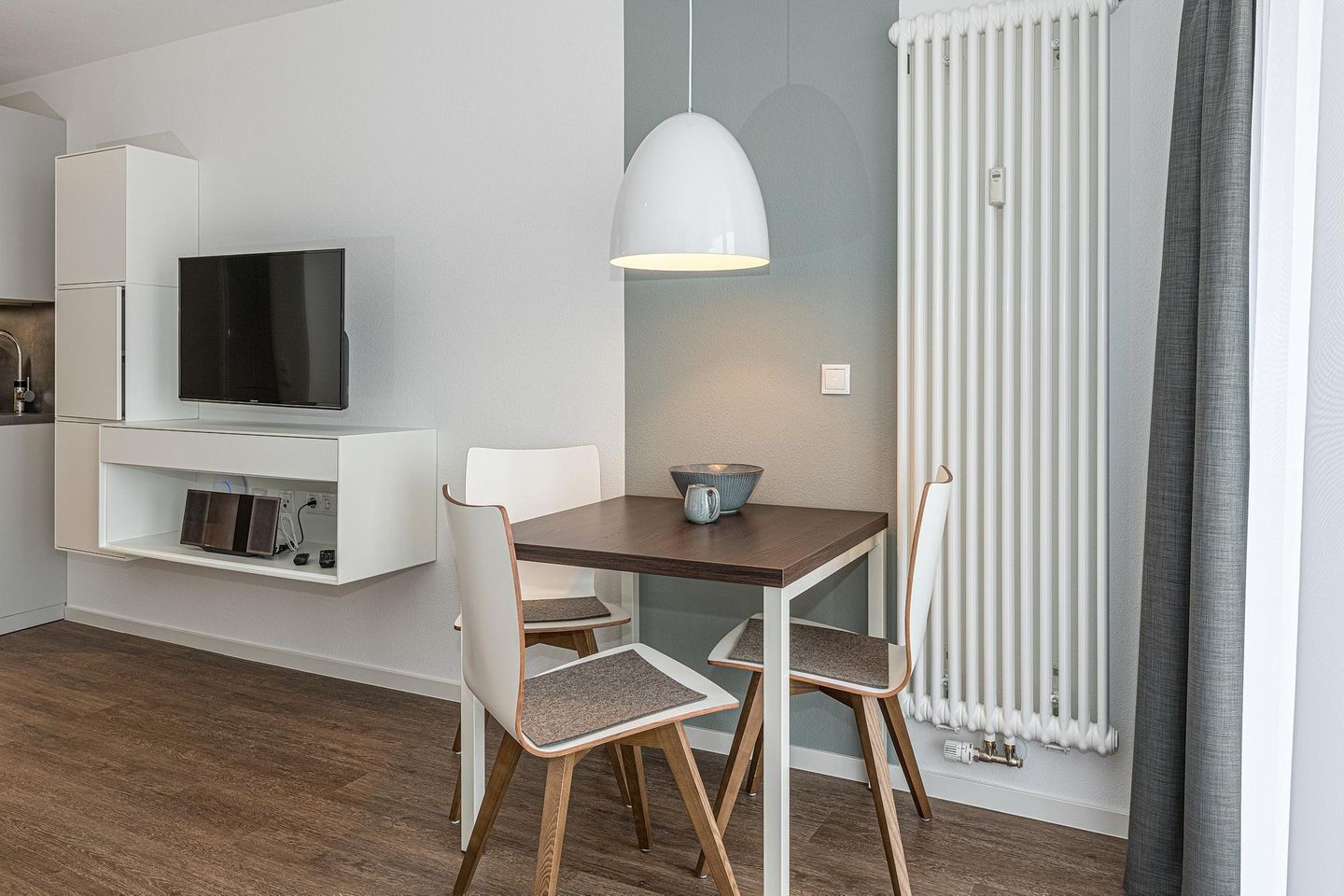 Deichhäuser Anna Küste Deichhäuser Anna Küste 7-32 Bensersiel - Wohn-Essbereich mit Esstisch und Sitzgelegenheit