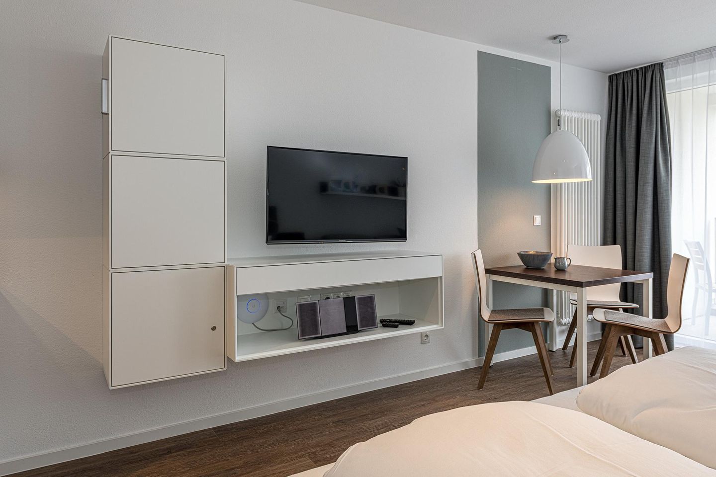 Deichhäuser Anna Küste Deichhäuser Anna Küste 7-32 Bensersiel - Wohn-Essbereich mit Couch und Flatscreen-TV