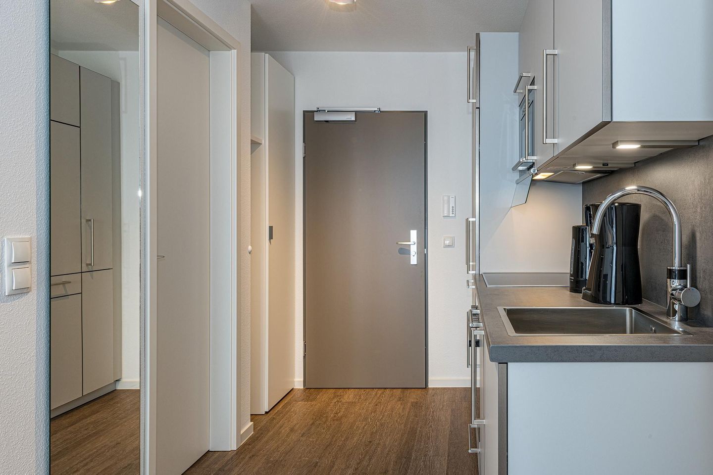 Deichhäuser Anna Küste Deichhäuser Anna Küste 7-32 Bensersiel - Wohn-Essbereich mit Küchenzeile